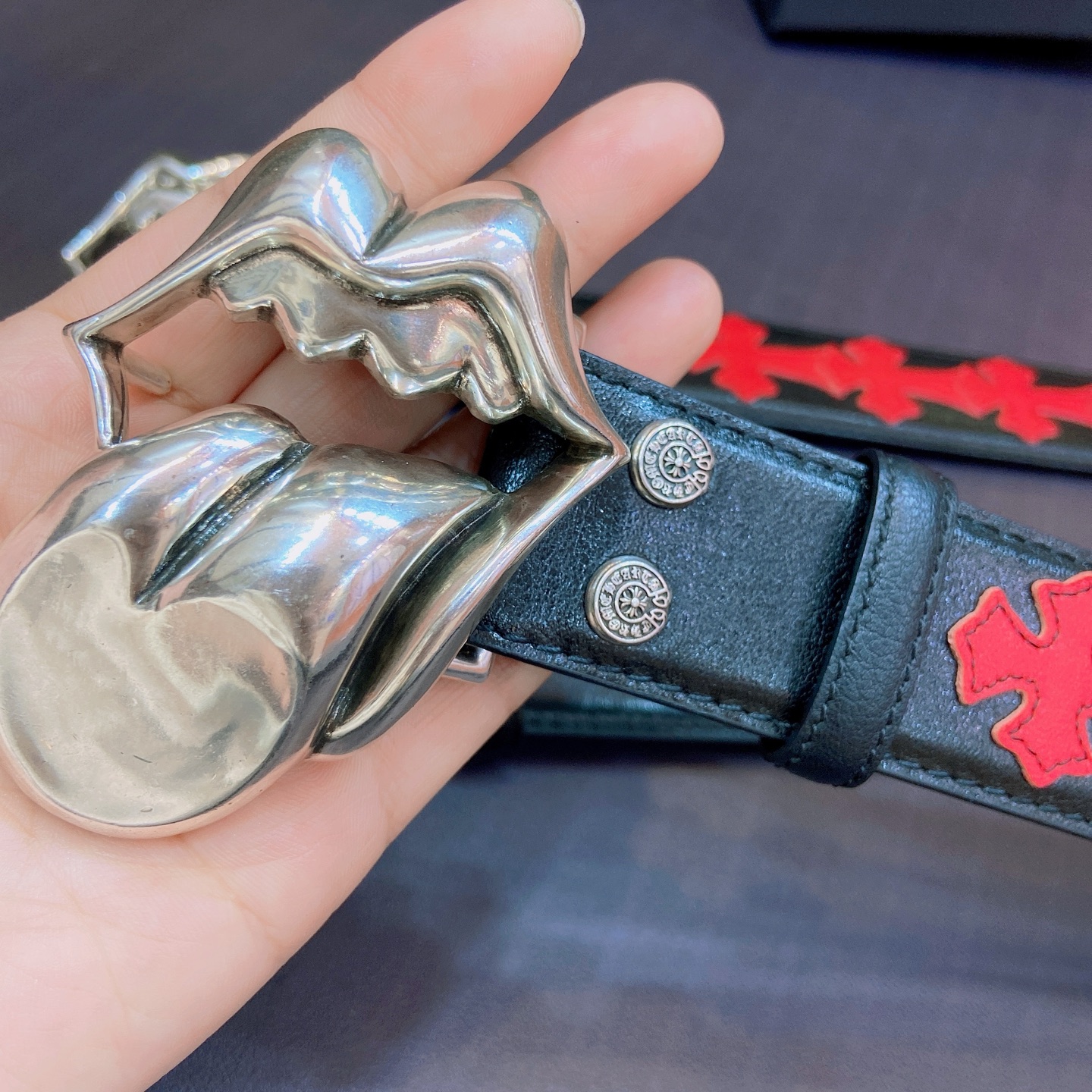 𝐂𝐡𝐫𝐨𝐦𝐞𝐇𝐞𝐚𝐫𝐭𝐬 克罗心满十字花腰带。滚石大舌头👅黄铜镀925银五金搭配原版油腊头层牛皮，宽度3.8厘米， 整体