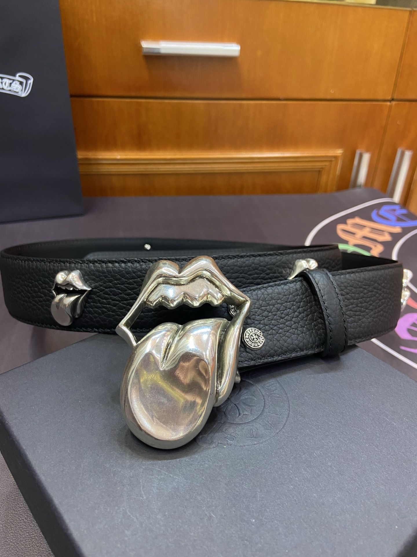 𝐂𝐡𝐫𝐨𝐦𝐞𝐇𝐞𝐚𝐫𝐭𝐬 克罗心满钉腰带。滚石大舌头👅黄铜镀925银五金搭配原版油腊头层牛皮，宽度3.8厘米， 整体风格