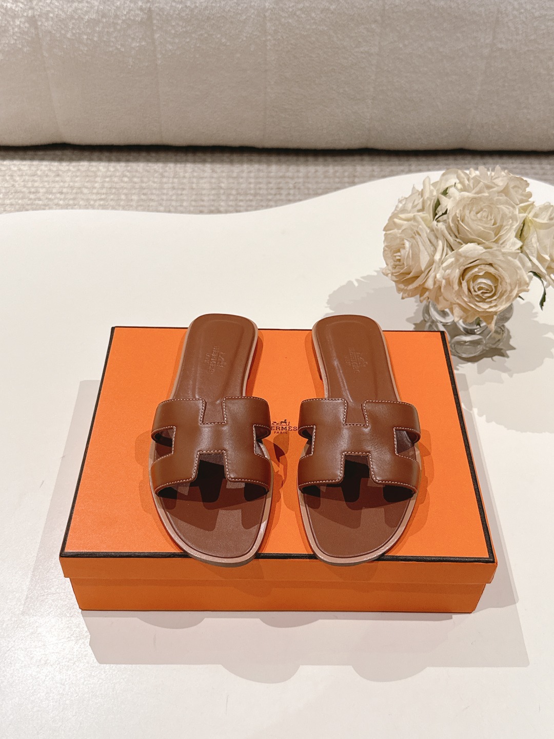 NO:747840,| 5 HERMES Hermès 25/ Oran Series H Classic Slippers Flat Bottom Slippers 2025 Spring and Summer Latest Colors Family Portrait Original Development Purchasing Level Quality Incorporating rhinestones, rivets, palm prints, graffiti, embroidery and other details to make the simple H slippers new!  Add more matching possibilities!  Basic colors and this year’s hottest new colors are all available with your eyes closed. Every color is a must-have item for H fans in summer. The uppers are cowhide/sheep/hot diamond/denim. The foot pads are original sheepskin. The soles are Italian A-grade double-layer genuine leather outsole. Size#35-42 (40.41.42 is custom-made and non-refundable). Packaging:  Original latest full set of airplane box packaging, slippers, hermes, hermes, slippers, cowhide, sheepskin, sheep, Leather soles19860909| 5 HERMES爱马仕 25/ Oran系列 H经典拖 平底一字拖鞋 2025春夏最新配色 全家福 原版开发 代购级品质 融入水钻、铆钉、掌纹、 涂鸦、 刺绣等细节,让简约的H拖鞋 焕发新意！增加更多配搭可能性！ 基础色和今年爆款新配色,都是闭眼入的,H粉们夏日必备的单品每一个色都很好看 鞋面牛皮/羊猄/烫钻/牛仔布 垫脚原版羊皮 鞋底意大利A级双层真皮大底 Size#35-42（40.41.42定做不退换） 包装: 原版最新飞机盒全套包装,拖鞋,hermes,hermes,slippers,cowhide,sheepskin,sheep,Leather soles,Women's Shoes