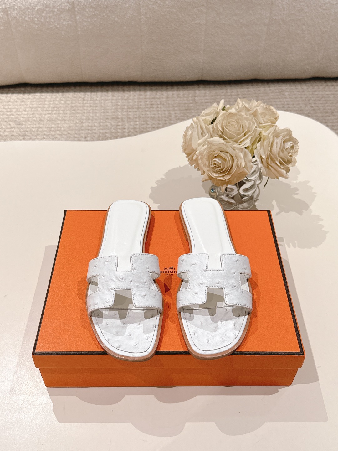 NO:747843,| 5 HERMES Hermès 25/ Oran Series H Classic Slippers Flat Bottom Slippers 2025 Spring and Summer Latest Colors Family Portrait Original Development Purchasing Level Quality Incorporating rhinestones, rivets, palm prints, graffiti, embroidery and other details to make the simple H slippers new!  Add more matching possibilities!  Basic colors and this year’s hottest new colors are all available with your eyes closed. Every color is a must-have item for H fans in summer. The uppers are cowhide/sheep/hot diamond/denim. The foot pads are original sheepskin. The soles are Italian A-grade double-layer genuine leather outsole. Size#35-42 (40.41.42 is custom-made and non-refundable). Packaging:  Original latest full set of airplane box packaging, slippers, hermes, hermes, slippers, cowhide, sheepskin, sheep, Leather soles19860909| 5 HERMES爱马仕 25/ Oran系列 H经典拖 平底一字拖鞋 2025春夏最新配色 全家福 原版开发 代购级品质 融入水钻、铆钉、掌纹、 涂鸦、 刺绣等细节,让简约的H拖鞋 焕发新意！增加更多配搭可能性！ 基础色和今年爆款新配色,都是闭眼入的,H粉们夏日必备的单品每一个色都很好看 鞋面牛皮/羊猄/烫钻/牛仔布 垫脚原版羊皮 鞋底意大利A级双层真皮大底 Size#35-42（40.41.42定做不退换） 包装: 原版最新飞机盒全套包装,拖鞋,hermes,hermes,slippers,cowhide,sheepskin,sheep,Leather soles,Women's Shoes