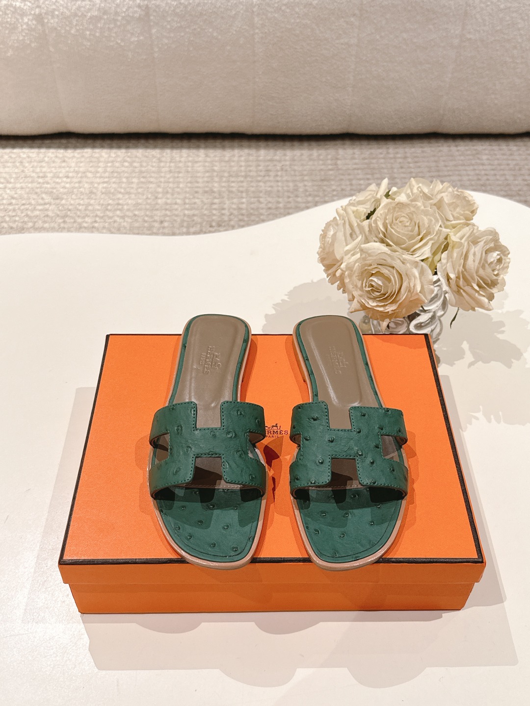 NO:747847,| 5 HERMES Hermès 25/ Oran Series H Classic Slippers Flat Bottom Slippers 2025 Spring and Summer Latest Colors Family Portrait Original Development Purchasing Level Quality Incorporating rhinestones, rivets, palm prints, graffiti, embroidery and other details to make the simple H slippers new!  Add more matching possibilities!  Basic colors and this year’s hottest new colors are all available with your eyes closed. Every color is a must-have item for H fans in summer. The uppers are cowhide/sheep/hot diamond/denim. The foot pads are original sheepskin. The soles are Italian A-grade double-layer genuine leather outsole. Size#35-42 (40.41.42 is custom-made and non-refundable). Packaging:  Original latest full set of airplane box packaging, slippers, hermes, hermes, slippers, cowhide, sheepskin, sheep, Leather soles19860909| 5 HERMES爱马仕 25/ Oran系列 H经典拖 平底一字拖鞋 2025春夏最新配色 全家福 原版开发 代购级品质 融入水钻、铆钉、掌纹、 涂鸦、 刺绣等细节,让简约的H拖鞋 焕发新意！增加更多配搭可能性！ 基础色和今年爆款新配色,都是闭眼入的,H粉们夏日必备的单品每一个色都很好看 鞋面牛皮/羊猄/烫钻/牛仔布 垫脚原版羊皮 鞋底意大利A级双层真皮大底 Size#35-42（40.41.42定做不退换） 包装: 原版最新飞机盒全套包装,拖鞋,hermes,hermes,slippers,cowhide,sheepskin,sheep,Leather soles,Women's Shoes