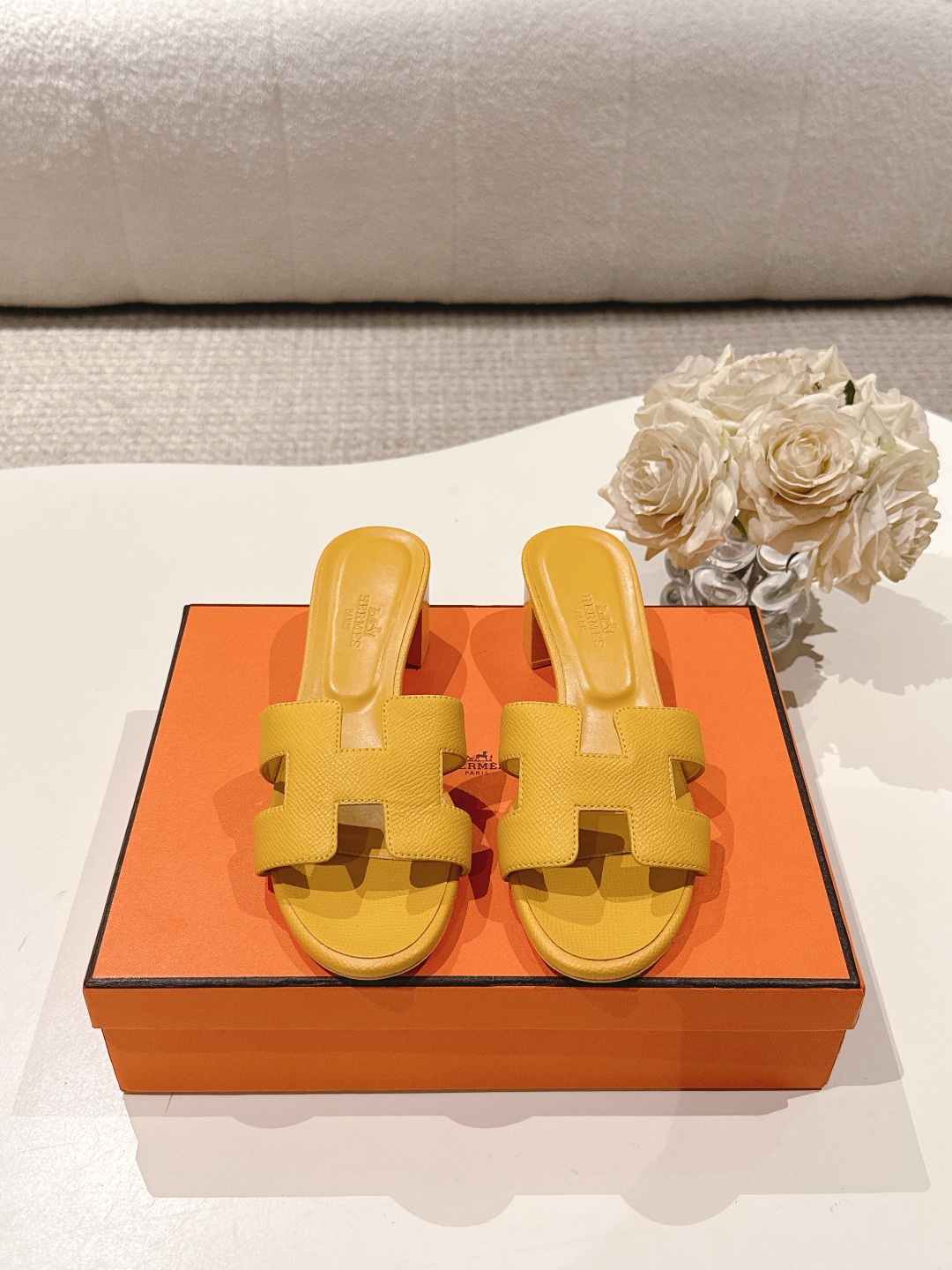 NO:747851,| 5 HERMES 25/ Oran series H classic slippers, high heels, slippers, 2025 spring and summer latest color matching, family portrait, original development, purchase-level quality. Incorporating details such as rhinestones, rivets, palm prints, graffiti, embroidery, etc., make the simple H slippers full of new ideas!  Add more matching possibilities!  Basic colors and this year’s hottest new colors are all available with your eyes closed. Every color is a must-have item for H fans in summer. The uppers are cowhide/sheep/hot diamond/denim. The foot pads are original sheepskin. The soles are Italian A-grade double-layer genuine leather outsole. Size#35-42 (40.41.42 is custom-made and non-refundable). Packaging:  Original latest full set of airplane box packaging, slippers, hermes, hermes, slippers, cowhide, sheepskin, sheep, Leather soles19860909| 5 HERMES爱马仕 25/ Oran系列 H经典拖 高跟 一字拖鞋 2025春夏最新配色 全家福 原版开发 代购级品质 融入水钻、铆钉、掌纹、 涂鸦、 刺绣等细节,让简约的H拖鞋 焕发新意！增加更多配搭可能性！ 基础色和今年爆款新配色,都是闭眼入的,H粉们夏日必备的单品每一个色都很好看 鞋面牛皮/羊猄/烫钻/牛仔布 垫脚原版羊皮 鞋底意大利A级双层真皮大底 Size#35-42（40.41.42定做不退换） 包装: 原版最新飞机盒全套包装,拖鞋,hermes,hermes,slippers,cowhide,sheepskin,sheep,Leather soles,Women's Shoes