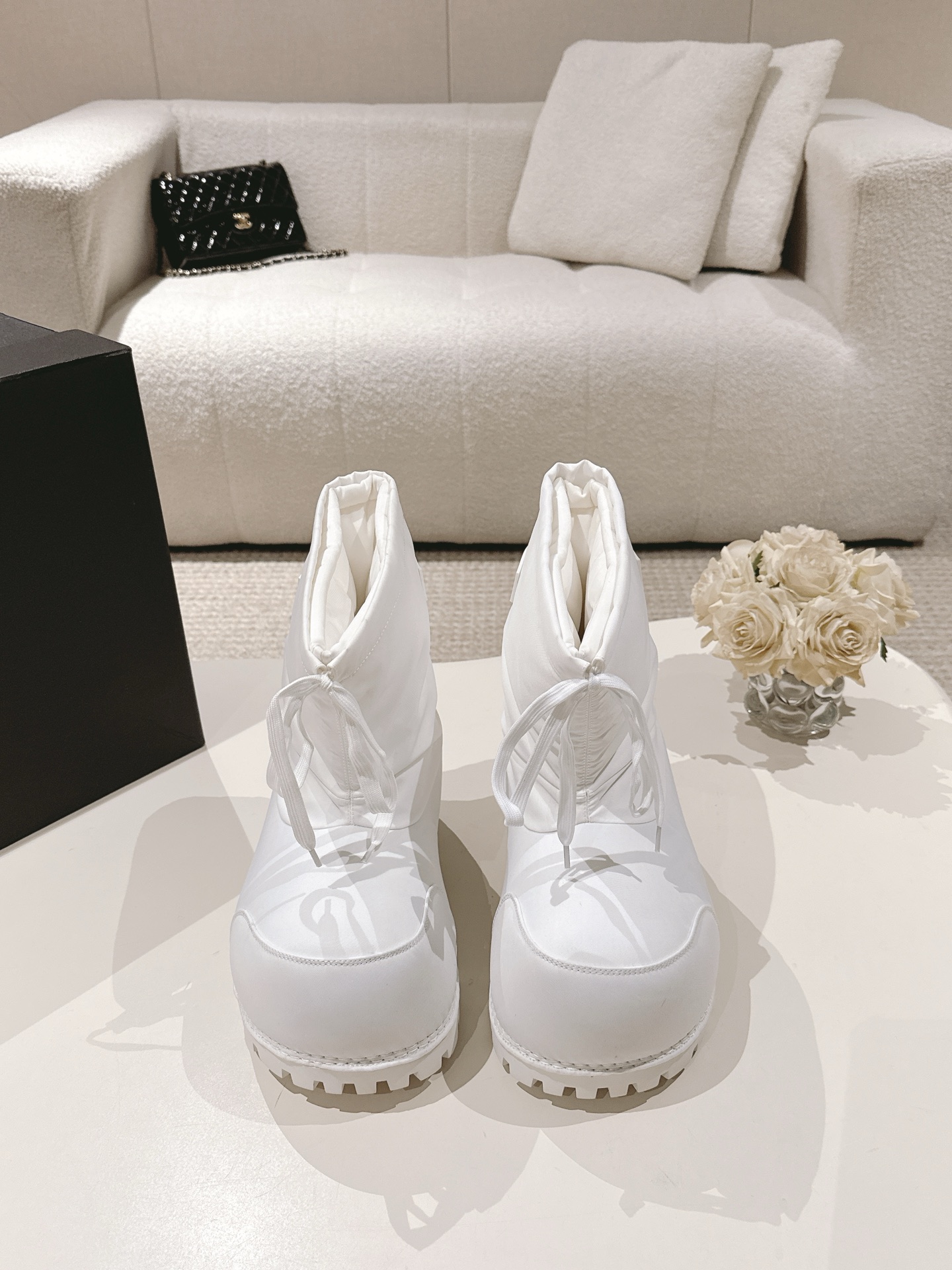 NO:534502,Couple model, men's size | 5 Balenciag Balenciag new counter synchronous winter thick-soled boots. This sponge cake thick-soled boots are very popular this year. They are super cool (increased) and have a strong personality!  Trendy styles bomb the streets!  The same style as major internet celebrities!  Imported fabric, thick-soled sponge cake, logo, non-slip sole, this shoe is very comfortable to wear, and the foot feels great. Heel height is 6cm, size number is 35-46. This model is larger and has 1.5 sizes. A full set of sync gift boxes for the counter!  , snow boots, balenciaga, balenciaga, boots19860909情侣款 男码 | 5  Balenciag 巴黎世家新款专柜同步冬季厚底靴,这款松糕厚底靴今年非常爆,穿上（增高）超酷个性非常强！潮派炸街！各大网红明星同款！ 面料进口布面皮 厚底松糕,带logo 防滑鞋底,这款鞋子上脚非常舒服,脚感很棒 跟高6cm 码数35-46此款偏大1.5个码 全套专柜同步礼盒包装！,雪地靴,balenciaga,balenciaga,boots,Women's Shoes