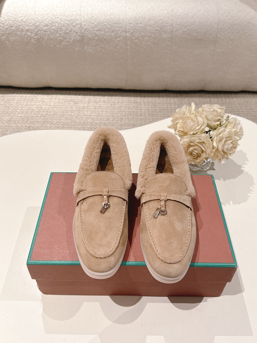 NO:577790,Men's size single shoes | 5 Loro Pian* classic popular lp top version British fringed flat fur slippers loafers [rabbit fur upgraded version] It turns out that these are the loafers that are said to be able to walk 20,000 steps without getting tired. This pair of loafers has both the appearance and the foot feel. You will be completely ruined as soon as you step on it ~ The minimalist design is eye-catching and durable, and it is a bonus when you wear it.  The soft and soft texture on the feet is outstanding. It does not scratch your feet and is very nice. It is matched with soft and waxy soles. It can be worn for daily use for a long time without getting tired. Who can resist a pair of versatile and good-looking loafers?  Don't be too elegant at all. The feel and texture of the feet are all right. The key is to make the legs look longer and not tire the feet. The main thing is that it is just right!  Material deerskin/imported high-density rabbit fur, lining water-dyed cow lining, midsole cowhide midsole, original single tendon bottom, size women's size 35-39 (customized at 40.41, non-refundable and non-exchangeable), male size 39-46 (customized at 39.45.46, non-refundable and non-exchangeable), loafers fur shoes, loro piana, loro piana, loafers, slippers, cowhide19860909单鞋男码 | 5 Loro Pian*经典爆款lp顶级版本 英伦流苏平底毛毛拖鞋乐福鞋【兔毛升级版】 原来这就是传说走两万步都不会累脚的乐福鞋这双乐福鞋把颜值和脚感都拿捏住了,上脚一走就会被彻底沦陷～极简的设计吸睛耐看,穿搭加分项呀 软乎乎的脚感质感出众,不会磨脚就很nice搭配软软糯糯的鞋底,日常通行久穿不累哦 谁能拒绝得了一双百搭又好看的乐福鞋呢？简直不要太气质,脚感和质感都拿捏,关键是显腿长不累脚,主打的就是一个刚刚好！ 材质鹿皮/进口大密度兔毛 内里水染牛里 中底牛皮中底 大底原单牛筋底 码数女码35-39（40.41定制不退不换）男码39-46（39.45.46定制不退不换）,乐福鞋毛毛鞋,loro piana,loro piana,loafers,slippers,cowhide,Women's Shoes