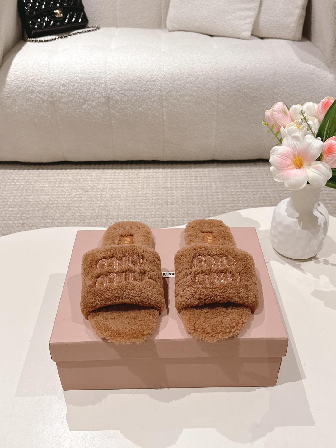 NO:463183,'Exclusive Top Version' Miumiu 2025 vs new hair drag series... versatile and fashionable items!  Whether you wear it at home or outside, it is a symbol of taste!  It's even more amazing with socks with autumn and winter. Customized fabric original wool car leather logo craftsmanship. Customized inner lining. Customized foot pads. Customized original wool. Outsole. Original open mold rubber sole. Packaging. Complete packaging. Size 35-39 (40 41 customized). The color official website is updated simultaneously, fur shoes and slippers, miumiu, slippers, socks19860909《独家顶级版本》 缪缪miumiu2025vs新款毛拖系列…… 百搭时髦单品！不管居家还是外穿都是品味的象征性！ 秋冬搭配袜子 那更是太绝太绝了 面料定制原版羊毛车皮logo工艺 内里定制原版羊毛 垫脚定制原版羊毛 大底原版开模橡胶大底 包装原版全套包装 码数35-39（40 41定制） 颜色官网同步更新,毛毛鞋拖鞋,miumiu,slippers,socks,Women's Shoes