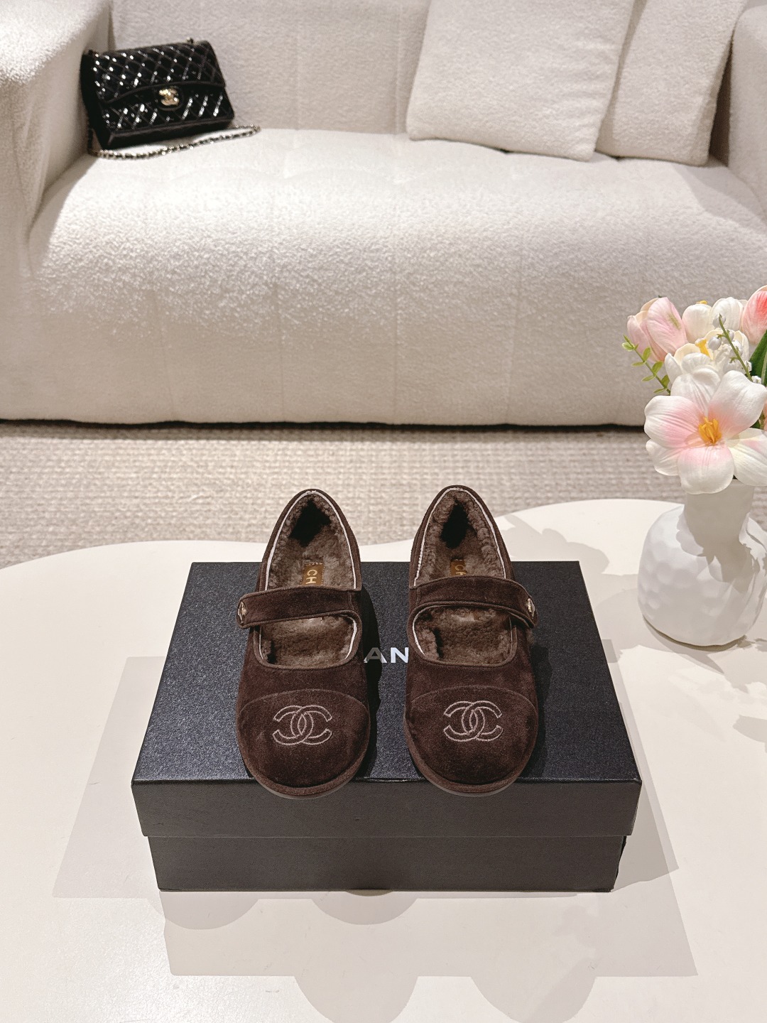 NO:463177,Purchasing grade CHANEL Chanel 25ss new autumn and winter wool Mary Jane shoes. They were planted at first sight and were free to wear according to the weather changes!  Put on socks and make you cute single shoes in spring and summer!  Instantly transformed into magic princess. Upper: imported sheepskin. Inner: wool lining. Outsole: Italian imported leather outsole. Size35-41 (customized by 40 41), loafers, chanel, chanel, loafers, mary jane, sheepskin, Leather soles19860909代购级CHANEL 香奈儿 25ss 秋冬新款羊毛 玛丽珍鞋 第一眼看上就被种草了根据天气变化自由穿搭！套上袜套春夏秒变可爱单鞋！秒变魔法公主 鞋面:采用进口羊皮 内里:羊毛内里 大底:意大利进口真皮大底 Size35-41（40 41定制）,乐福鞋,chanel,chanel,loafers,mary jane,sheepskin,Leather soles,Women's Shoes