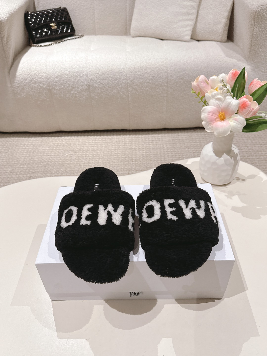 NO:463154,Loewe/Loewe 25ss autumn and winter show new style·Single flat-soled home fur slippers, appearing on the covers of major fashion magazines, you won’t regret it when you close your eyes, and you will feel comfortable and comfortable to wear (ZP custom fabric) Upper imported lamb wool imported lamb wool sole original outsole size 35-39 (40 customized) (full package), fur shoes slippers, loewe, loewe, slippers19860909Loewe/罗意威25ss秋冬走秀新款·明星同款平底居家毛毛拖鞋,出现在各大时装杂志封面,闭眼入都是不会后悔·上脚非常舒服超舒适（ZP订制面料） 鞋面进口羊羔毛 内里进口羊羔毛 鞋底原版大底 码数35-39（40订做）（全套包装）,毛毛鞋拖鞋,loewe,loewe,slippers,Women's Shoes