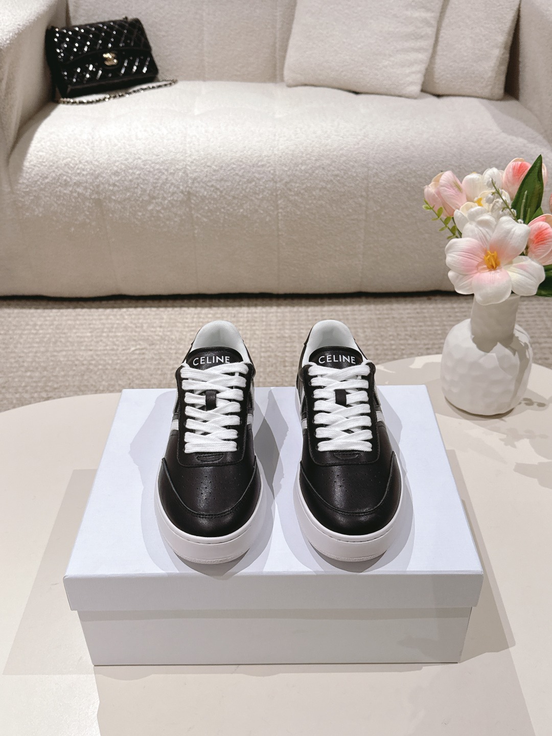 NO:463203,Thin sole Celine 2025ss new white shoes, Liu Wen Yang Mi  The same style of lisa, CELINE's single items are gorgeous and practical, and the texture itself conforms to the seemingly contradictory style of casual and gorgeousness. The leather parts and accessories from leather bags, leather shoes to tie scarves highlight pragmatism on the basis of luxury. This pair of CELINE board shoes are a pair of shoes full of street feels, and there is always a pair of small white shoes in the shoe cabinet. This year, the new small white shoes of Celin's home are the best choice. Unlike the AJ in the street, CELINE has its own unique design. The leather upper is very easy to manage and has a unique design. The LOGO on the side and heel makes it simple and uneven. It is a perfect pair of small white shoes~~ Size 35~41, casual shoes/sports shoes, celine, celine, sneakers, ties19860909薄底 Celine赛琳2025ss新款小白鞋,刘雯 杨幂 lisa同款,CELINE的单品华丽又实用,本身的质感符合休闲华丽这个看似矛盾的风格,而其皮件及配件从皮包,皮鞋到领带丝巾都在奢华的基础上突出实用主义.这双CELINE板鞋,充满街头感的一双鞋子,鞋柜里永远都缺一双小白鞋,而今年赛琳家新款小白鞋是不二之选.与烂大街的AJ不同,CELINE小白鞋有它自己独特的设计,皮革鞋面非常好打理,独出心裁别具一格的设计,侧面与后跟的LOGO让他简单又不失调性,完美的一双小白鞋~~码数35～41,休闲鞋/运动鞋,celine,celine,sneakers,ties,Women's Shoes