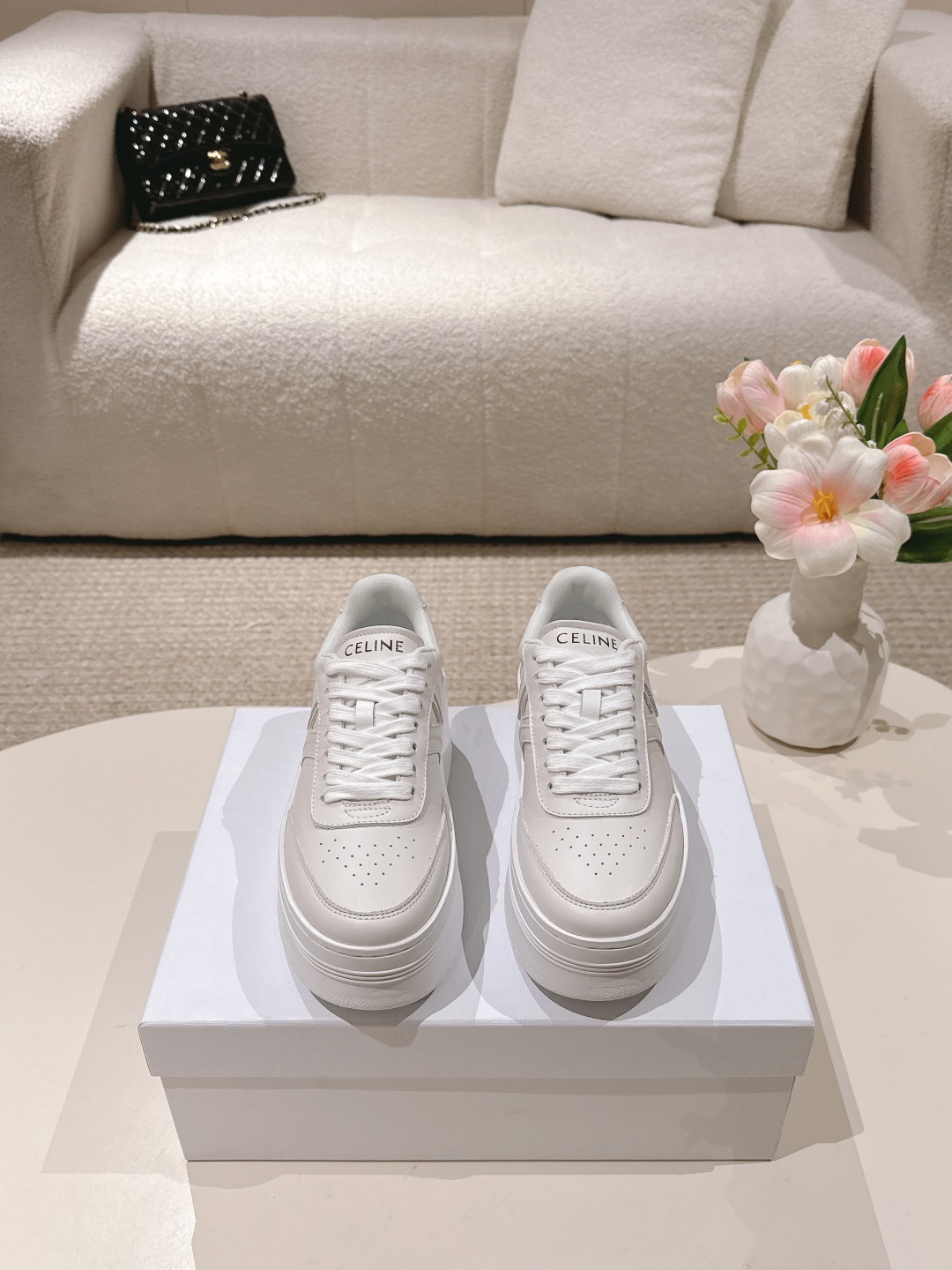 NO:463146,Thick-soled Celine 2025ss new white shoes, Liu Wen Yang Mi  The same style of lisa, CELINE's single items are gorgeous and practical, and the texture itself conforms to the seemingly contradictory style of casual and gorgeousness. The leather parts and accessories from leather bags, leather shoes to tie scarves highlight pragmatism on the basis of luxury. This pair of CELINE board shoes are a pair of shoes full of street feels, and there is always a pair of small white shoes in the shoe cabinet. This year, the new small white shoes of Celin's home are the best choice. Unlike the AJ in the street, CELINE has its own unique design. The leather upper is very easy to manage and has a unique design. The LOGO on the side and heel makes it simple and uneven. It is a perfect pair of small white shoes~~ Size 35~41, casual shoes/sports shoes, celine, celine, sneakers, ties19860909厚底 Celine赛琳2025ss新款小白鞋,刘雯 杨幂 lisa同款,CELINE的单品华丽又实用,本身的质感符合休闲华丽这个看似矛盾的风格,而其皮件及配件从皮包,皮鞋到领带丝巾都在奢华的基础上突出实用主义.这双CELINE板鞋,充满街头感的一双鞋子,鞋柜里永远都缺一双小白鞋,而今年赛琳家新款小白鞋是不二之选.与烂大街的AJ不同,CELINE小白鞋有它自己独特的设计,皮革鞋面非常好打理,独出心裁别具一格的设计,侧面与后跟的LOGO让他简单又不失调性,完美的一双小白鞋~~码数35～41,休闲鞋/运动鞋,celine,celine,sneakers,ties,Women's Shoes