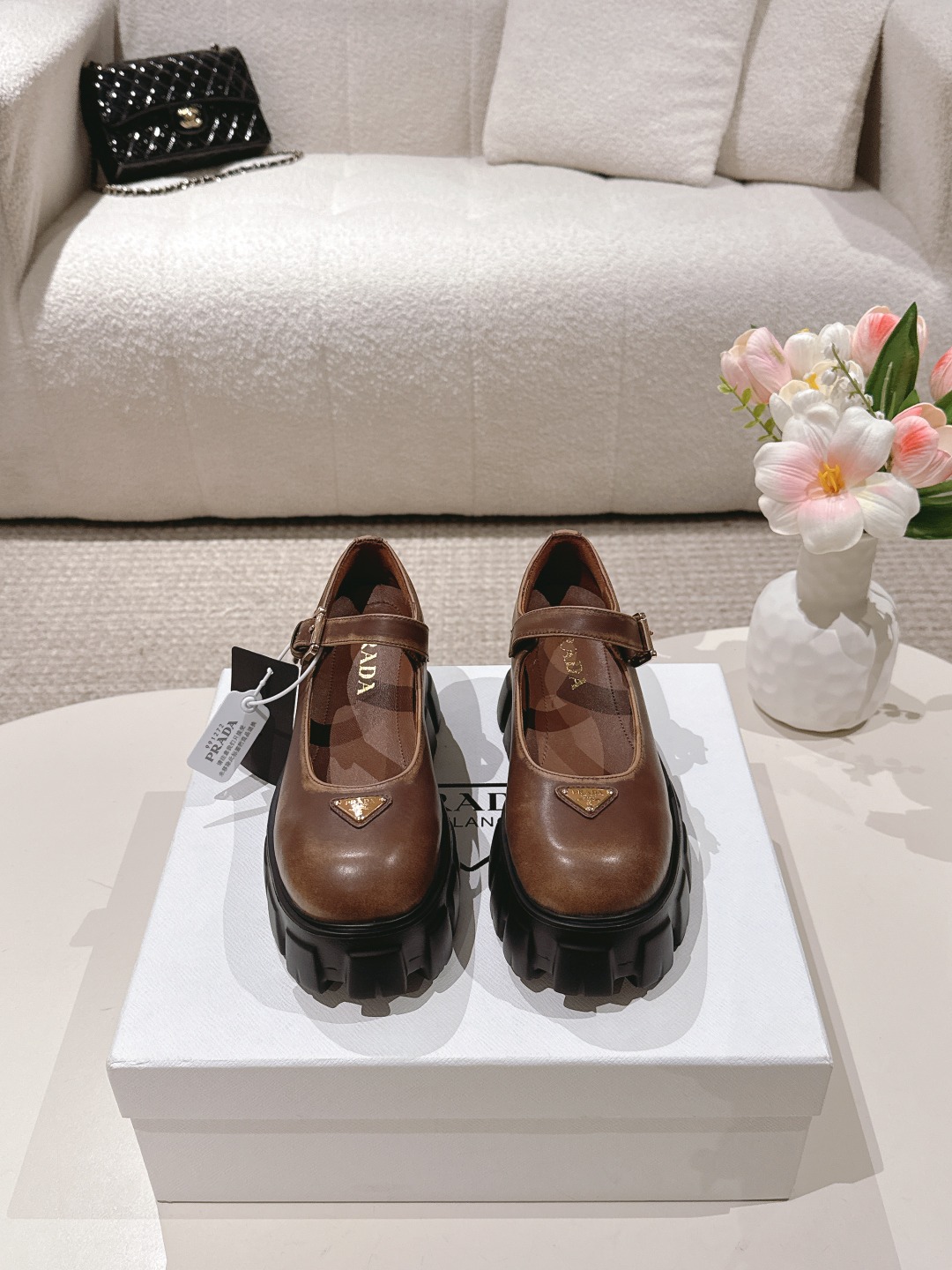 NO:463197,Prada 25Fw Latest Monolith Mary Jane Shoes Triangle buckle thick-soled leather shoes Loafers The geometric design and bold silhouette of the iconic Monolith shoes give this Mary Jane Shoes a new style. The mix-and-match style shoes combine classic lines and bold details, inspired by the inherent duality of Prada's aesthetics. The upper is equipped with a strap and a metal buckle, and the coated metal triangle logo. The retro and fashionable avant-garde wheel-toothed thick-soled sole with cowhide upper makes the whole pair light and comfortable. Bright colors satisfy the variety of choices of fashionable people in different styles!  The iconic logo print is paired with the ancient beach sandals, and every design element is on the trendy point!  Make the whole pair of shoes light and comfortable, bright colors satisfy a variety of choices for fashionable people in different styles!  Upper two-color cowhide/high-end cow velvet inner foot pad cowhide original sole open mold IP foam rubber sole 5cm thick Size 35-39 (40.41 custom made without return or exchange), loafers, prada, prada, loafers, sandals, mary jane, cowhide19860909Prada 普拉达 25Fw最新Monolith 玛丽珍鞋 三角扣厚底小皮鞋乐福鞋 标志性Monolith鞋履的几何设计和大胆廓形为此款玛丽珍鞋赋予全新风格.混搭风格的鞋履结合经典线条和大胆细节,灵感源自 Prada美学内在的二元性.鞋面配有饰带和金属搭扣 涂珐琅金属三角形徽标 复古时髦前卫的轮齿厚底鞋底搭配牛皮鞋面让整双鞋轻便舒适 鲜艳色彩 满足不同风格时髦人士的多种选择！标志性logo印花搭配古沙滩凉鞋造型,每一个设计元素都踩在时髦点上！ 让整双鞋轻便舒适 鲜艳色彩 满足不同风格时髦人士的多种选择！ 鞋面双色牛皮/高级牛反绒 内里垫脚牛皮 鞋底原版开模IP发泡橡胶大底 底厚5cm 码数35-39（40.41定做不退换）,乐福鞋,prada,prada,loafers,sandals,mary jane,cowhide,Women's Shoes