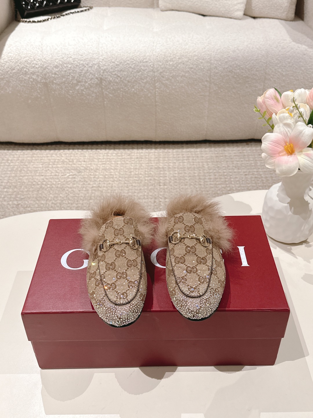 NO:465512,Diamond surface (the latest model of genuine leather and genuine hair) Gucci horse buckle embossed bag head hair half-tugging autumn and winter new style, beautiful fur slippers The latest series features basic silhouette and iconic details. This women's slip shoe is made of suede, a brand representative material, and is decorated with an iconic horse buckle. Size 34-42 for women (34.40.41.42), semi-tugging fur shoes, gucci, gucci, slippers19860909钻面（真皮真毛最新款） Gucci 古驰马衔扣压花包头毛里半拖  秋冬新款,美丽毛毛拖鞋 最新系列以基本廓形和标志性细节为特色.这款女式套穿鞋采用品牌代表材质 绒面革制成,并饰有标志性的马衔扣. 码数女码34-42（34.40.41.42）,半拖毛毛鞋,gucci,gucci,slippers,Women's Shoes