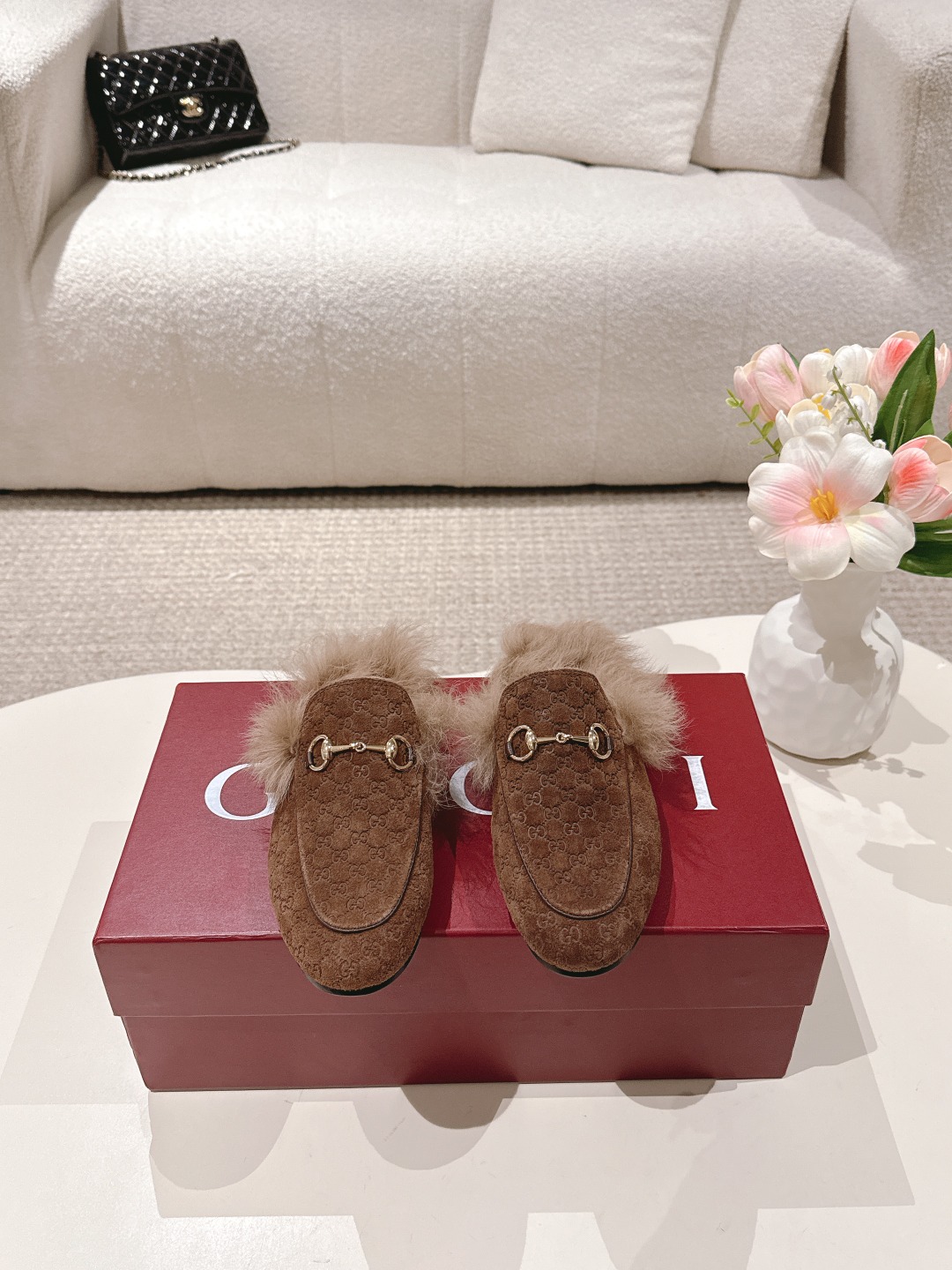 NO:465505,(The latest model of genuine leather and genuine hair) Gucci horse buckle embossed bag head hair half-touch new autumn and winter style, beautiful fur slippers The latest series features basic silhouette and iconic details. This women's slip shoe is made of suede, a representative material of brand, and is decorated with an iconic horse buckle. Size 34-42 for women (34.40.41.42), semi-touch fur shoes, gucci, gucci, slippers19860909（真皮真毛最新款） Gucci 古驰马衔扣压花包头毛里半拖  秋冬新款,美丽毛毛拖鞋 最新系列以基本廓形和标志性细节为特色.这款女式套穿鞋采用品牌代表材质 绒面革制成,并饰有标志性的马衔扣. 码数女码34-42（34.40.41.42）,半拖毛毛鞋,gucci,gucci,slippers,Women's Shoes