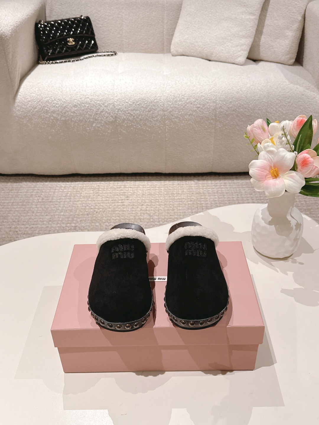 NO:465558,MiuMiu/Miu Miu 2025ss autumn and winter latest popular Birken Muller fur slippers half-pack drag original inverted mold last, ultimate 1:1 shape imported fabric beef reverse velvet lining imported sheep curls outsole zp open mold non-slip wear-resistant outsole size 35-39 (40 41 customized), semi-drag fur shoes, miumiu, slippers19860909MiuMiu/缪缪2025ss秋冬最新火爆款勃肯穆勒毛毛拖鞋 半包拖 原版倒模楦型,极致1:1形体 面料进口牛反绒 里料进口羊卷毛 大底zp开模防滑耐磨大底 码数35-39（40 41订做）,半拖毛毛鞋,miumiu,slippers,Women's Shoes