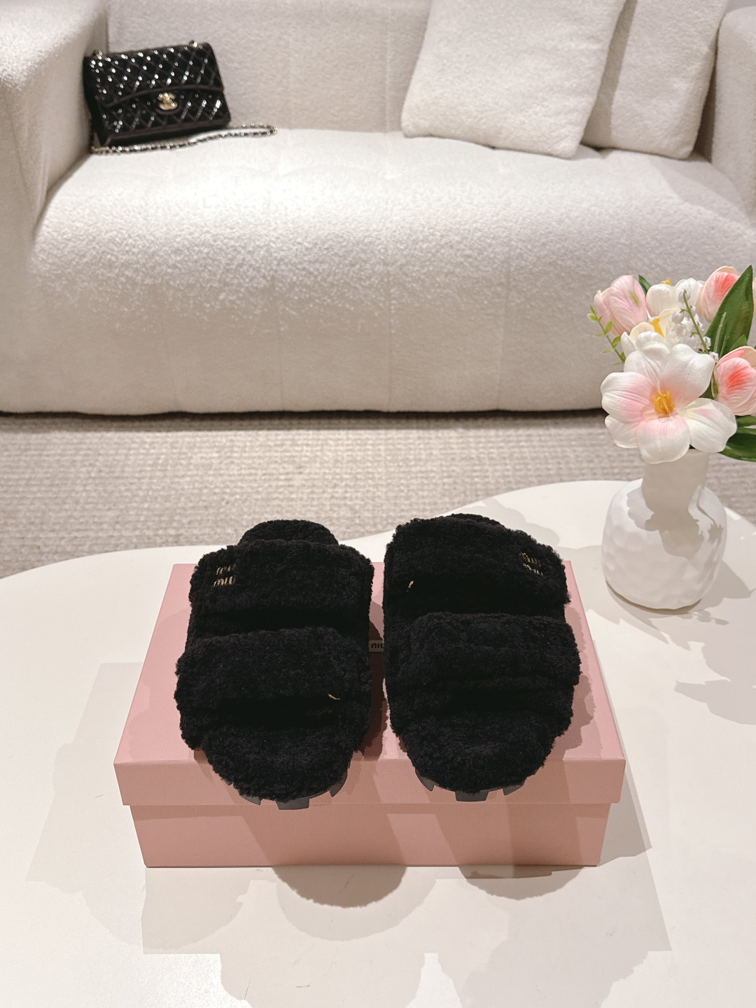 NO:465498,'Exclusive Top Version' Miumiu 2025 vs new hair drag series... versatile and fashionable items!  Whether you wear it at home or outside, it is a symbol of taste!  It's even more amazing with socks with autumn and winter. Customized fabric original wool. Customized inner wool. Customized foot pads. Customized original wool. Outsole. Original open mold rubber sole. Packaging. Complete packaging. Size 35-39 (40. 41 customized). The color official website is updated simultaneously, fur shoes and slippers, miumiu, slippers, socks19860909《独家顶级版本》 缪缪miumiu2025vs新款毛拖系列……  百搭时髦单品！不管居家还是外穿都是品味的象征性！ 秋冬搭配袜子 那更是太绝太绝了 面料定制原版羊毛 内里定制原版羊毛 垫脚定制原版羊毛 大底原版开模橡胶大底 包装原版全套包装 码数35-39（40. 41定制） 颜色官网同步更新,毛毛鞋拖鞋,miumiu,slippers,socks,Women's Shoes