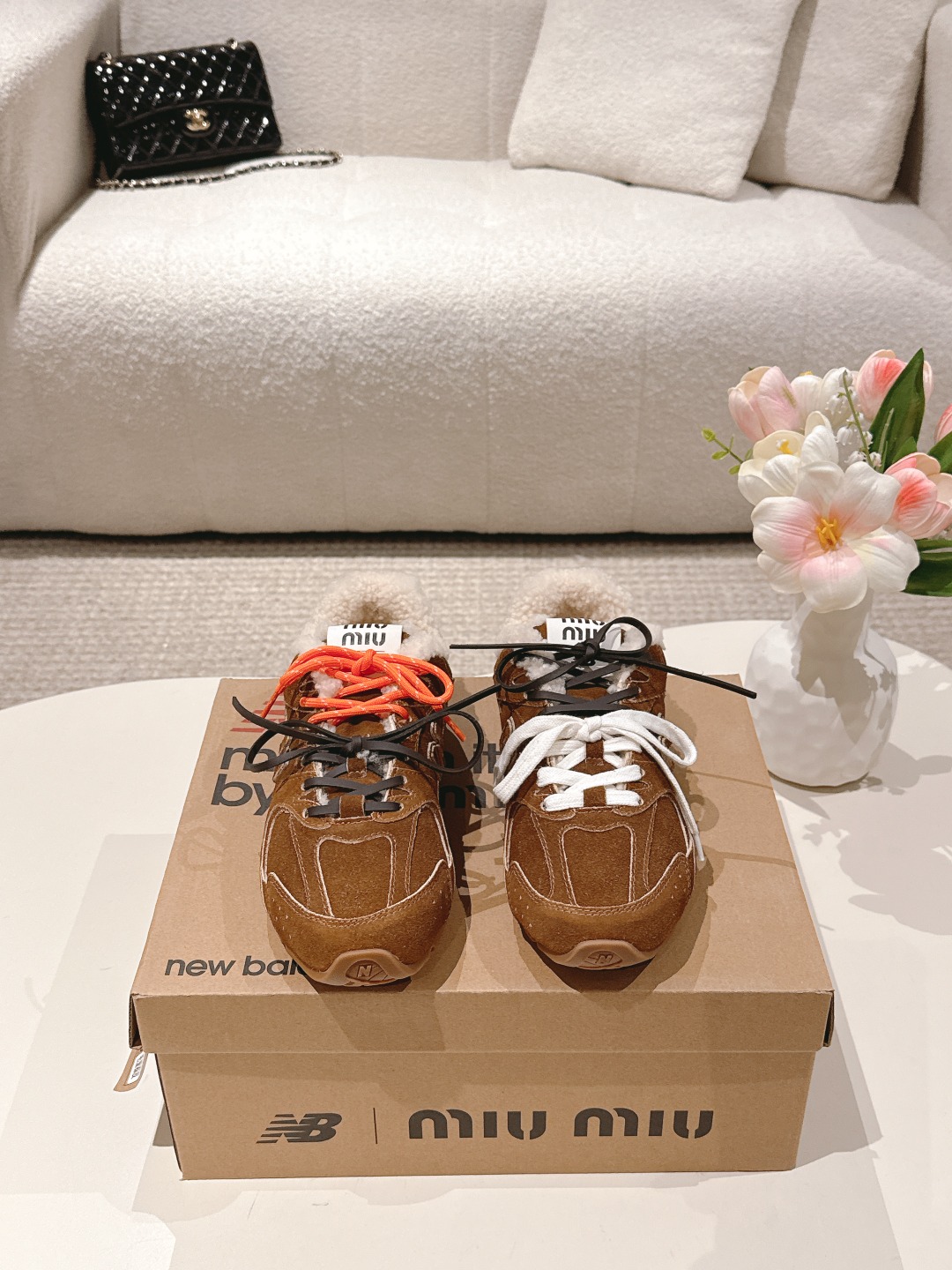 NO:465492,Wool Miumiu x New Balance co-branded NB sneakers Miu Miu Miu The pair of sports sneakers co-branded with New Balance, which was released on the show, has been launched on major purchasing agents around the world. The Maillard color-matched flat shoes that were exposed on the show and are very lively. The pair of shoelaces, designed with a unique style, is very textured!  Very lightweight and versatile!  Fabric: Original custom beef reverse velvet polished cowhide Inner: Wool lining Sole: Original open mold beef tendon outsole Sole 2.5CM thick Sole Size: Women's 35-39, casual shoes/sports shoes, miumiu, new balance, flats, sneakers, cowhide19860909羊毛款Miumiu x New Balance 联名款NB运动鞋 Miu Miu 缪缪大秀上爆出的这双与New Balance 新百伦联名款运动 球鞋 后全球各大代购官网火爆上市. 走秀场曝光、非常留行的美拉德配色平底鞋,双鞋带设计、独特风格,非常有质感！上脚非常轻便 百搭！ 面料: 原版定制牛反绒 擦色牛皮 内里: 羊毛里 鞋底: 原版开模牛筋大底 底厚2.5CM Size:女35-39,休闲鞋/运动鞋,miumiu,new balance,flats,sneakers,cowhide,Women's Shoes