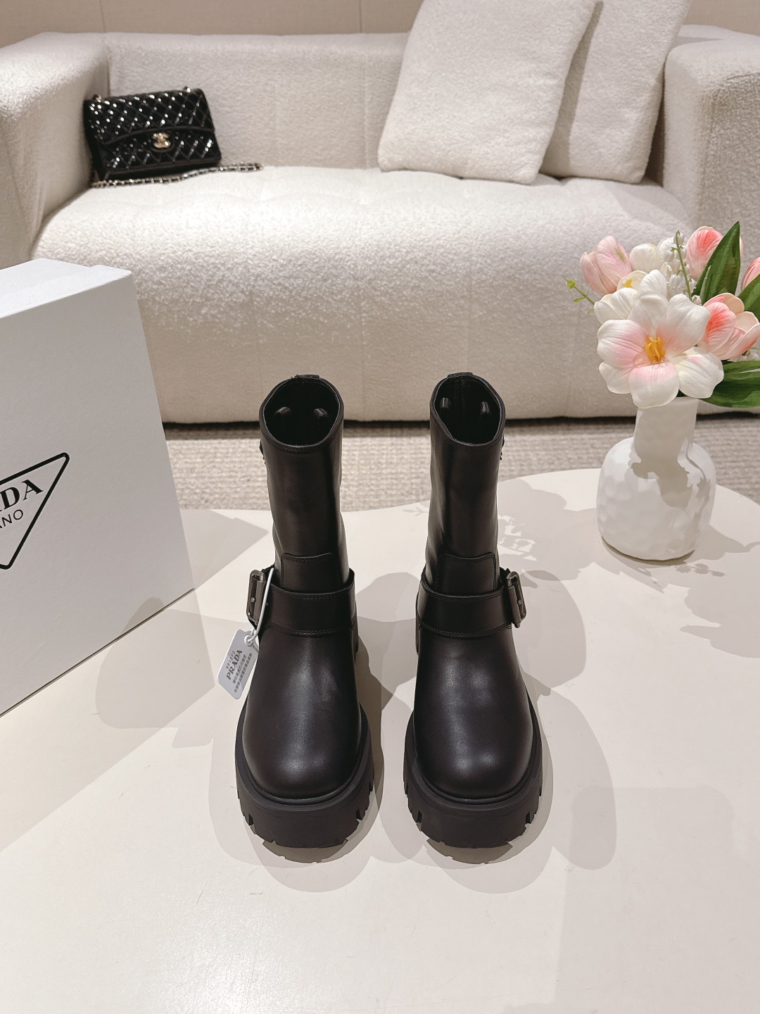 NO:465509,PRADA 25ss Prada classic triangle logo with one foot to hit the king's women's boots. The series that you can't buy in winter is definitely a hit this year!  !  Very beautiful!  Prada boots are really wow!  The upper calfskin/merburst calfskin inner calfskin, outsole, TPU sole, Size35-41 (40 41, customized, non-return,), boots, prada, prada, boots, cowhide19860909PRADA 25ss普拉达经典三角标一脚蹬王炸女靴 冬天买不到的系列,绝对是今年的大爆款！！贼好看！Prada靴子真的很哇塞！上脚大气显腿瘦气质这块刚好拿捏 鞋面小牛皮/丝光牛绒 内里小牛皮 大底TPU大底 Size35-41（40 41 订做不退换）,靴子,prada,prada,boots,cowhide,Women's Shoes