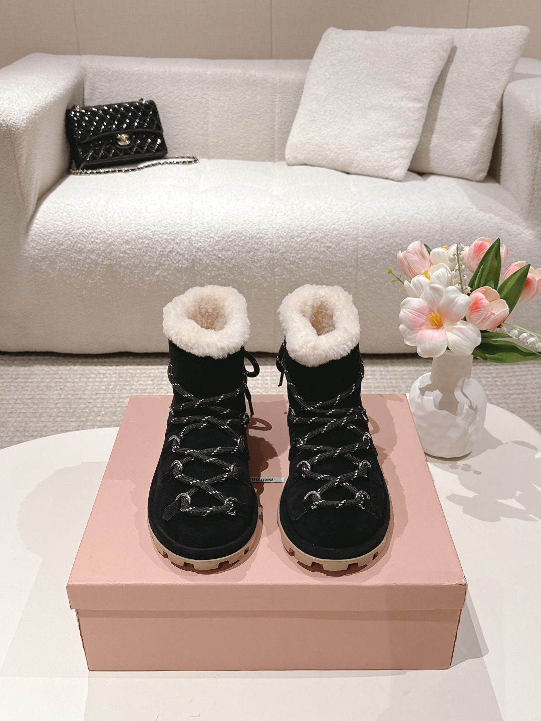 NO:468627,Wool integrated | 4 MIUMIU Miu Miu counter latest snow boots!  It looks good no matter how you wear it. It is the favorite of fashionable girls. It doesn’t look very comfortable. It’s super comfortable to wear and it’s super heavy!  Warm artifact!  The original upper is one to one specific wool integrated high-end material. Inner cowhide wool inner Size35-40 (40 custom made without return or exchange), boots, miumiu, boots, cowhide19860909羊毛一体| 4  MIUMIU 缪缪专柜最新雪地靴！ 怎么穿都好看,时髦精最爱 看起来不怎么舒服 上脚超级舒服 超级重！保暖神器！ 鞋面原版一比一特定羊毛一体高定材质 内里 牛皮羊毛内里 Size35-40（40订做不退换）,靴子,miumiu,boots,cowhide,Women's Shoes
