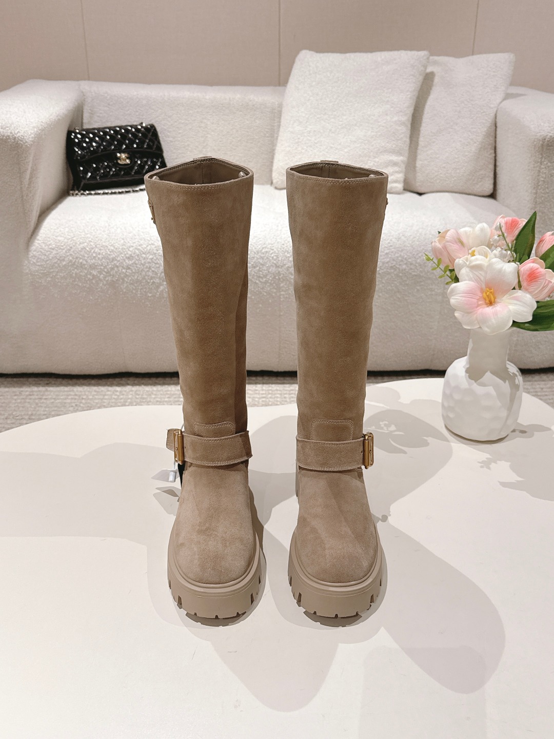 NO:468614,Prada 25ss Autumn and Winter Thick-soled Knight Boots Fashion Thick-soled Casual Boots, unique flavor, everyone loves and easily controls it. It will explode every year. There is also a versatile and classic shoe last that can conquer you. Wear it, increase your height and relax without making mistakes, and it is simple and handsome. Upper calfskin/high mercerated cow velvet inner sheepskin sole TPU sole Size35-41 (40.41 custom-made non-return and exchange), boots, prada, prada, boots, cowhide, sheepskin19860909Prada 普拉达 25ss 秋冬 厚底骑士靴长靴 时尚厚底休闲长靴 ,独到味道,人人都爱也轻松驾驭 每年都会爆.还有就是百搭经典的鞋楦,足以征服你,穿上它,增高休闲两不失误,上脚简单帅气 鞋面小牛皮/高丝光牛绒 内里羊皮 鞋底TPU底 Size35-41（40.41订做不退换）,靴子,prada,prada,boots,cowhide,sheepskin,Women's Shoes