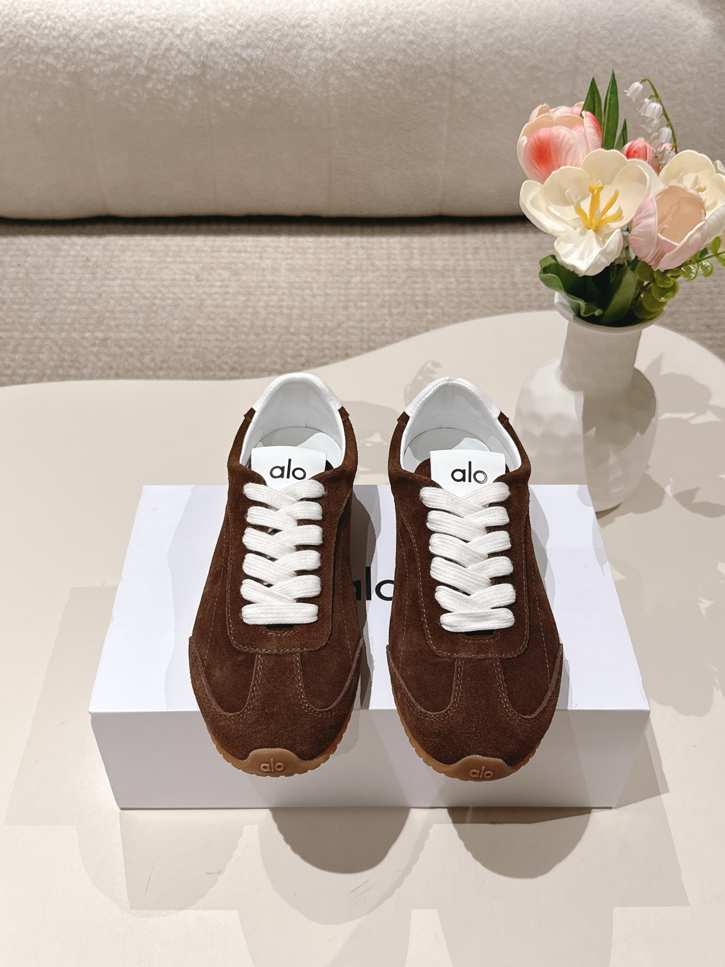 NO:469525,Alo Yoga's latest hit Sunset series, casual sports shoes, old-fashioned style, lace-up, Forrest Gump shoes, German training shoes, original purchase and development, making products, this Sunset sports shoes understands girls better than Nike!  Super versatile!  And super comfortable!  It's a thick bottom but it's not heavy at all on the feet!  Very lightweight!  It looks better when putting on socks!  The upper foot increases the height and makes the legs look thin. The delivery counter is exquisitely packaged. Fabric: Original custom imported cowhide. Inner: Original custom breathable net. Outsole: Original mold-opening anti-slip rubber material. Sole thickness: 2CM Size: 35-40, casual shoes/sports shoes, sneakers, cowhide19860909Alo Yoga 最新爆款Sunset系列 休闲 运动鞋 老钱风 系带 阿甘鞋 德训鞋 原版购入开发 做货 这款Sunset 运动鞋 比耐克更懂女生！上脚超级百搭！而且超级舒适！是厚底款但是上脚一点都不沉重！ 非常轻便！套上袜套搭配更好看！上脚增高显腿细 配送专柜精美包装 面料: 原版定制进口头层牛皮 内里: 原版定制透气网里 大底: 原版开模防滑橡胶材质 底厚: 2CM Size: 35-40,休闲鞋/运动鞋,sneakers,cowhide,Women's Shoes