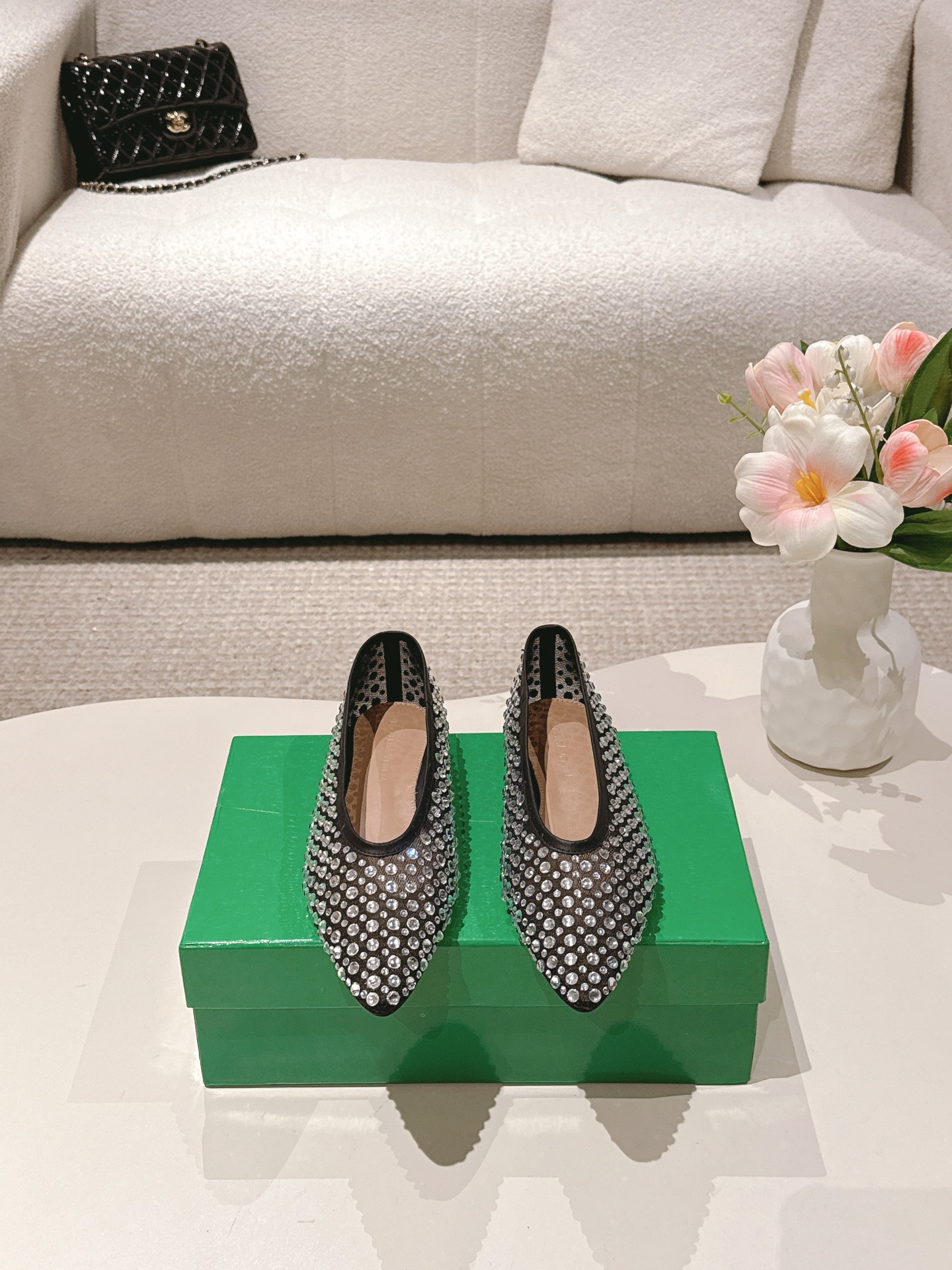 NO:470311,Flat heels BV2025 new series BV Sofia mesh diamond single shoes, high-end comfortable footbed sheepskin inner comfortable high-end, the outsole uses Italian leather outsole & injection-molded rubber process, light dyeing process, benchmarking and matching versions use original packaging, shoe bags use glue-printing logo process, the highest end of the market, hot melt glue is used to set the toe, heels are easy to rebound and not deform, the upper car line is selected from Italian computer needle car, fine workmanship 35-40, 40.41.42, high heels single shoes, bottega veneta, high heels, sheepskin, Leather soles19860909平跟款 BV2025新系列 BV Sofia 网钻单鞋 高档舒适 垫脚羊皮内里舒适高端 大底选用意大利真皮大底&注塑橡胶工艺 运用轻染工艺 对标对版选用原版包装 鞋子布袋采用印胶logo工艺 市场最高端 采用热熔胶定型鞋头 后跟 易回弹不变形 鞋面车线选用意大利电脑针车 做工精细 35-40,40.41.42定做,高跟鞋单鞋,bottega veneta,high heels,sheepskin,Leather soles,Women's Shoes