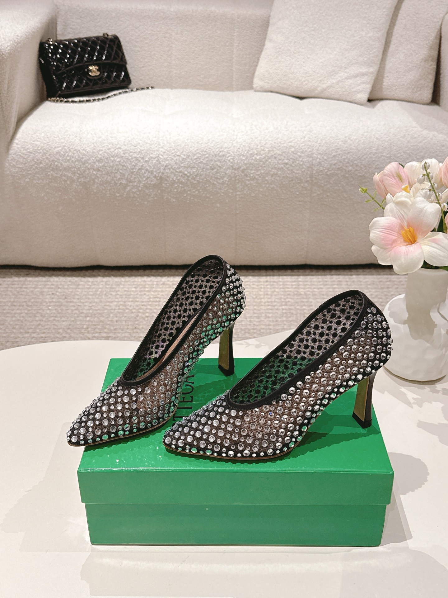 NO:470318,High heels BV2025 new series BV Sofia mesh diamond single shoes, high-end comfortable footbed sheepskin inner comfortable high-end, Italian leather outsole & injection-molded rubber process, light dyeing process, benchmarking and matching versions, original packaging, shoe bags adopt glue-printing logo process, market top end, hot melt glue toe, heel, easy to rebound and not deform, upper car line is selected from Italian computer needle car, fine workmanship 35-40, 40.41.42, high heels single shoes, bottega veneta, high heels, sheepskin, Leather soles19860909高跟款 BV2025新系列 BV Sofia 网钻单鞋 高档舒适 垫脚羊皮内里舒适高端 大底选用意大利真皮大底&注塑橡胶工艺 运用轻染工艺 对标对版选用原版包装 鞋子布袋采用印胶logo工艺 市场最高端 采用热熔胶定型鞋头 后跟 易回弹不变形 鞋面车线选用意大利电脑针车 做工精细 35-40,40.41.42定做,高跟鞋单鞋,bottega veneta,high heels,sheepskin,Leather soles,Women's Shoes