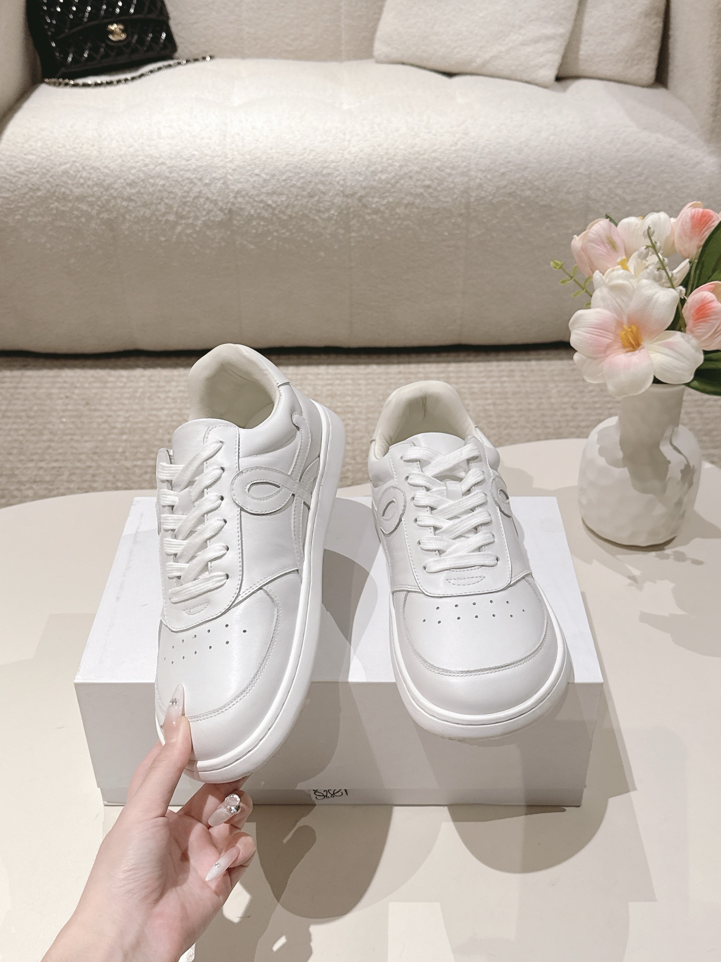 NO:470303,Couple model for men Loewe LOEWE 2025 leather-faced German training shoes Super asymmetrical toe-style, classic upgraded leather model as LOEWE's iconic design Lightweight and flexible sole, new wavy textured rubber outsole, extended to the toe, upgraded soft leather lining and footbed, providing maximum comfort, full-open mold-to-plate material for women size 35-40 men 40-45, casual shoes/sports shoes, loewe, loewe, sneakers19860909情侣款 男 罗意威LOEWE 2025 皮面款德训鞋 超级棒 不对称鞋头造型,经典升级皮面款 作为LOEWE的标志性设计 轻便且灵活的鞋底,新的波浪纹理橡胶外底,延伸至鞋头,升级的柔软皮革内衬和鞋床,提供最大舒适感, 全开模对版材质 女35-40码 男40-45,休闲鞋/运动鞋,loewe,loewe,sneakers,Women's Shoes