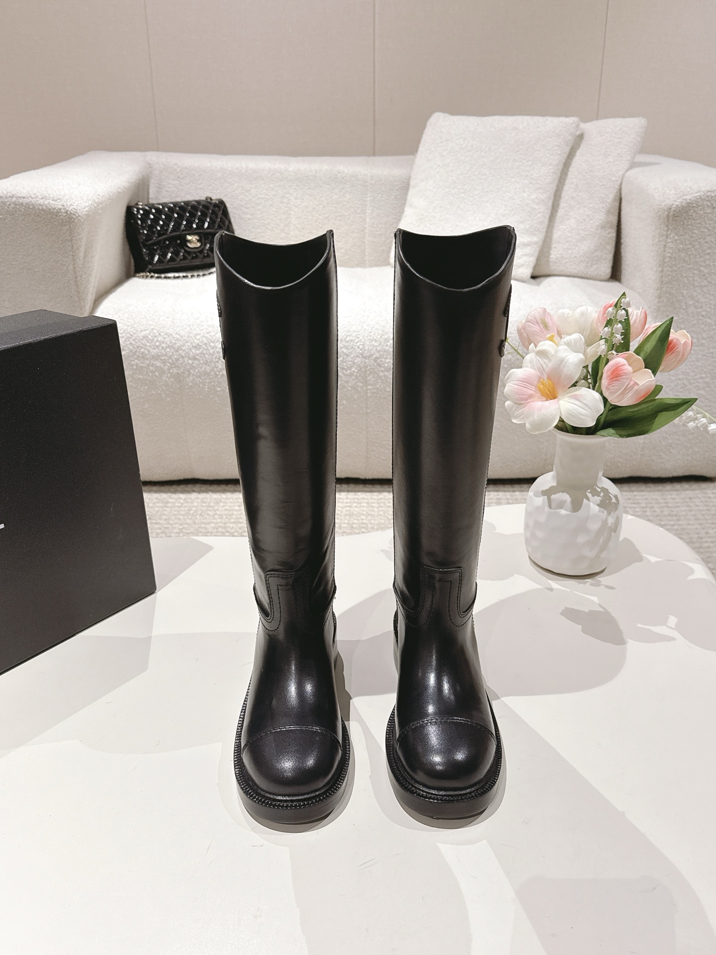 NO:470287,CHANEL Chanel | 5 Purchase Levels!  Xiangjia Knight Boots Simple and Classic Soft Calfskin. Super handsome, full of high-end feel, very comfortable to wear. The classic logo is very elegant and atmospheric, slim and fashionable. The material is top-quality cowhide and sheep gluten noodles, leather inner lining, original thickened leather large sole, size 35-40, 40 customized, full set of counter synchronous gift box packaging!  ,boots,chanel,chanel,chanel,boots,cowhide,Leather soles19860909CHANEL 香奈儿| 5 代购级别！香家骑士长靴 简约又经典 软软的小牛皮.超帅气 高级感满满 上脚特别舒服 经典大logo十分优雅大气 显瘦又时髦 材质顶级牛皮面羊筋面 皮内里 原版加厚真皮大底 码数35-40 40定制 全套专柜同步礼盒包装！,靴子,chanel,chanel,chanel,boots,cowhide,Leather soles,Women's Shoes