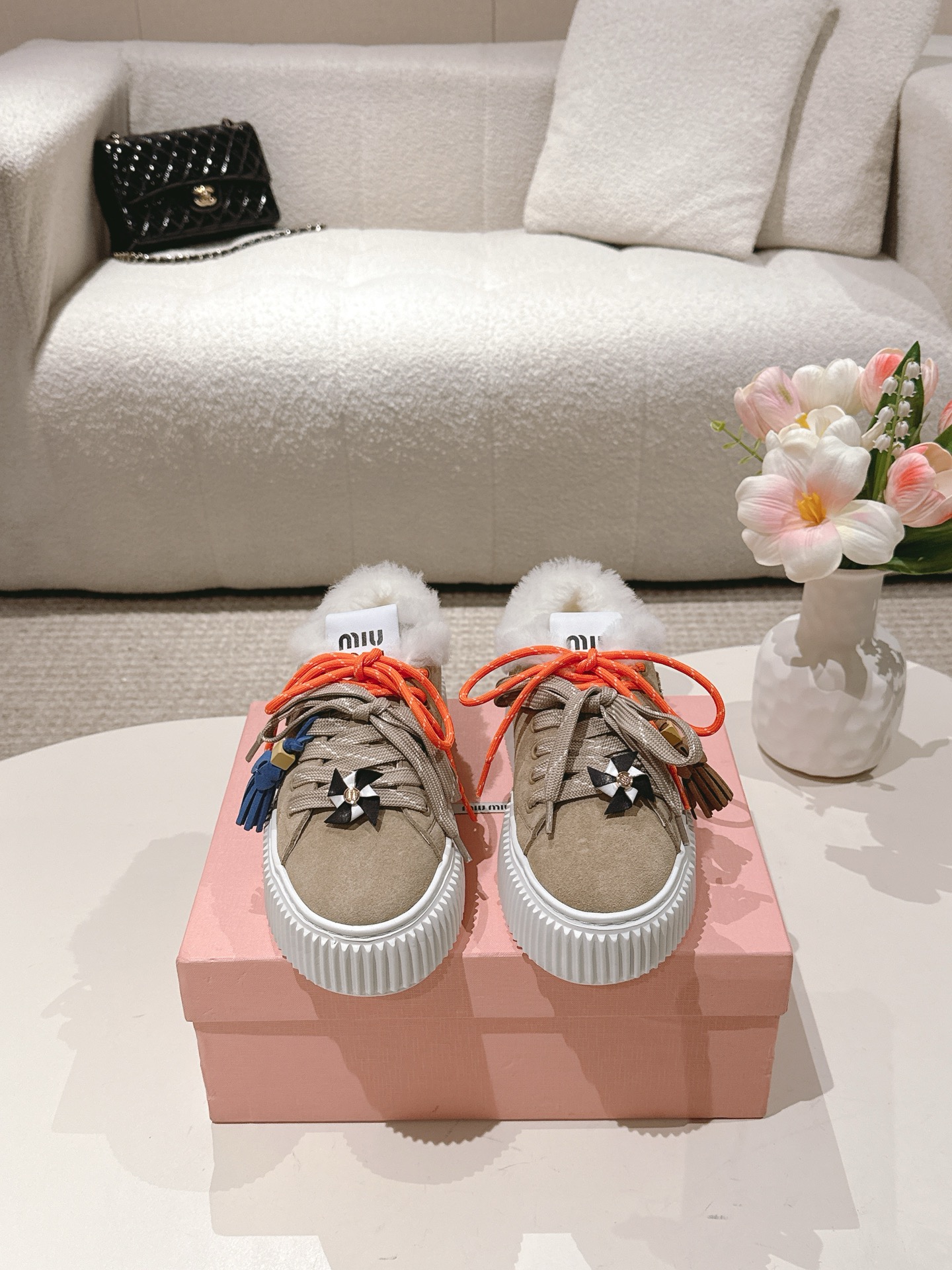 NO:470353,Mauri MIUMIU fw25 new arrival~ Miu's classic biscuit shoes, paired with Miu-style cute little windmill ponytail accessories, it is invincible and cute, and at first glance, the colored calfskin and suede upper are easy to match with autumn and winter!  The wool inner version is full of autumn and winter atmosphere, and the whole love is full!  Easily increase the height by 5cm, and accessories can be removed at any time!  Good looking good looking good looking good looking... size35-41, casual shoes/sports shoes, miumiu, sneakers, cowhide, chamois leather19860909毛里 MIUMIU fw25 new arrival～ miu家经典饼干鞋,搭配miu系可爱小风车 小马尾配饰,焕发无敌可爱小巧思啊,一眼爱 擦色小牛皮 、麂皮鞋面都和秋冬好搭呀！ 羊毛内里版本,秋冬氛围感拉满,一整个爱住！ 轻松增高5cm,配饰也可以随时拆卸！ 好看好看好看… size35-41,休闲鞋/运动鞋,miumiu,sneakers,cowhide,chamois leather,Women's Shoes