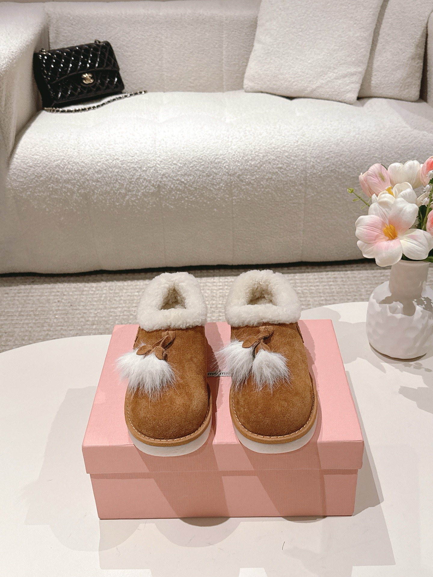 NO:470347,MIU MIU Miu Miu Han Li’s super hot little potato snow boots upgraded version is here!  Its unique shallow-mouth design is easy to match with various clothing, whether it is casual jeans or cute skirts, it can show the right sense of fashion. Adhering to the consistent high-quality craftsmanship, the upper adopts high-end cow fur, delicate and soft, perfectly fits the foot shape, and unparalleled comfort. The inner part is a small curly design with luxurious sheepskin fur, which is warm and skin-friendly, allowing the cold weather to feel the warmth of spring. It is equipped with an anti-slip rubber sole, designed for humid weather, so you can be safe and confident no matter where you go. The unique design of the bottom not only adds a touch of fun, but also highlights the brand's fashion atmosphere. Size 35-39 40 custom made, boots and fur shoes, miumiu, boots, skirts, jeans, sheepskin19860909MIU MIU缪缪 韩里韩气超火小土豆雪地靴升级版来啦！ 其独特的浅口设计,轻松搭配各种服饰,无论是休闲的牛仔裤还是可爱的裙子,都能展示出恰到好处的时尚感. 秉持一贯的优质工艺,鞋面采用高档牛翻毛,细腻柔软,完美贴合脚型,无与伦比的舒适感.内里更是选用奢华羊皮毛一体的小卷毛设计,温暖而亲肤,让寒冷的天气也感受如春般的温暖. 配备防滑橡胶大底,专为湿润天气设计,无论走在哪里都能安稳自信.底面独特的设计,不仅增添了一丝趣味,更彰显品牌的时尚气息. 尺码35-39 40定做,靴子毛毛鞋,miumiu,boots,skirts,jeans,sheepskin,Women's Shoes