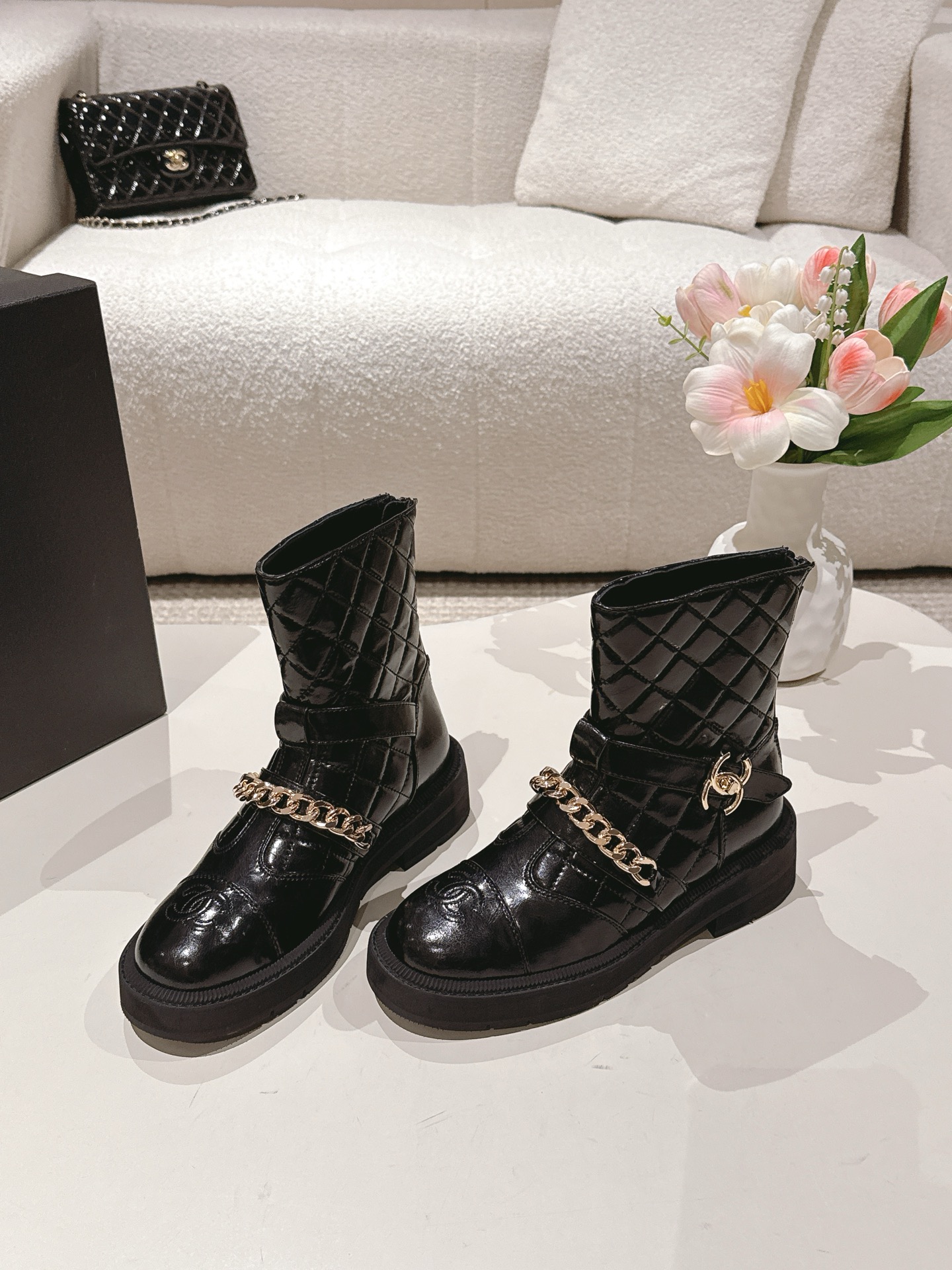 NO:470317,Chanel Chanel 2025 autumn and winter new boot series Short boots, high boots, knight boots, martin boots, classic upgrades, brand logo, diamond chain logo, show low-key and recognizable embellishment, is the usual high-end feeling of C's family, casual matching, the sense of autumn and winter atmosphere is simple, elegant and fashionable, durable and timeless, it is the classic place in the fashion circle that never fades away. Fabric cowhide, inner sheepskin inner sole original molded sole, size 35-40, boots, chanel, chanel, chanel, boots, cowhide, sheepskin19860909香奈儿 Chanel 2025秋冬新款靴子系列 短靴 高筒靴 骑士靴马丁靴 经典升级 品牌logo 菱格 链条标识 彰显点缀低调又有辨识度 是C家一贯的高级感 随意搭配 秋冬氛围感直接拿捏简约大气时髦 耐看不过时 是时尚圈永不退潮的经典所在 面料牛皮 内里羊皮内里 鞋底原版开模鞋底 码数35-40,靴子,chanel,chanel,chanel,boots,cowhide,sheepskin,Women's Shoes