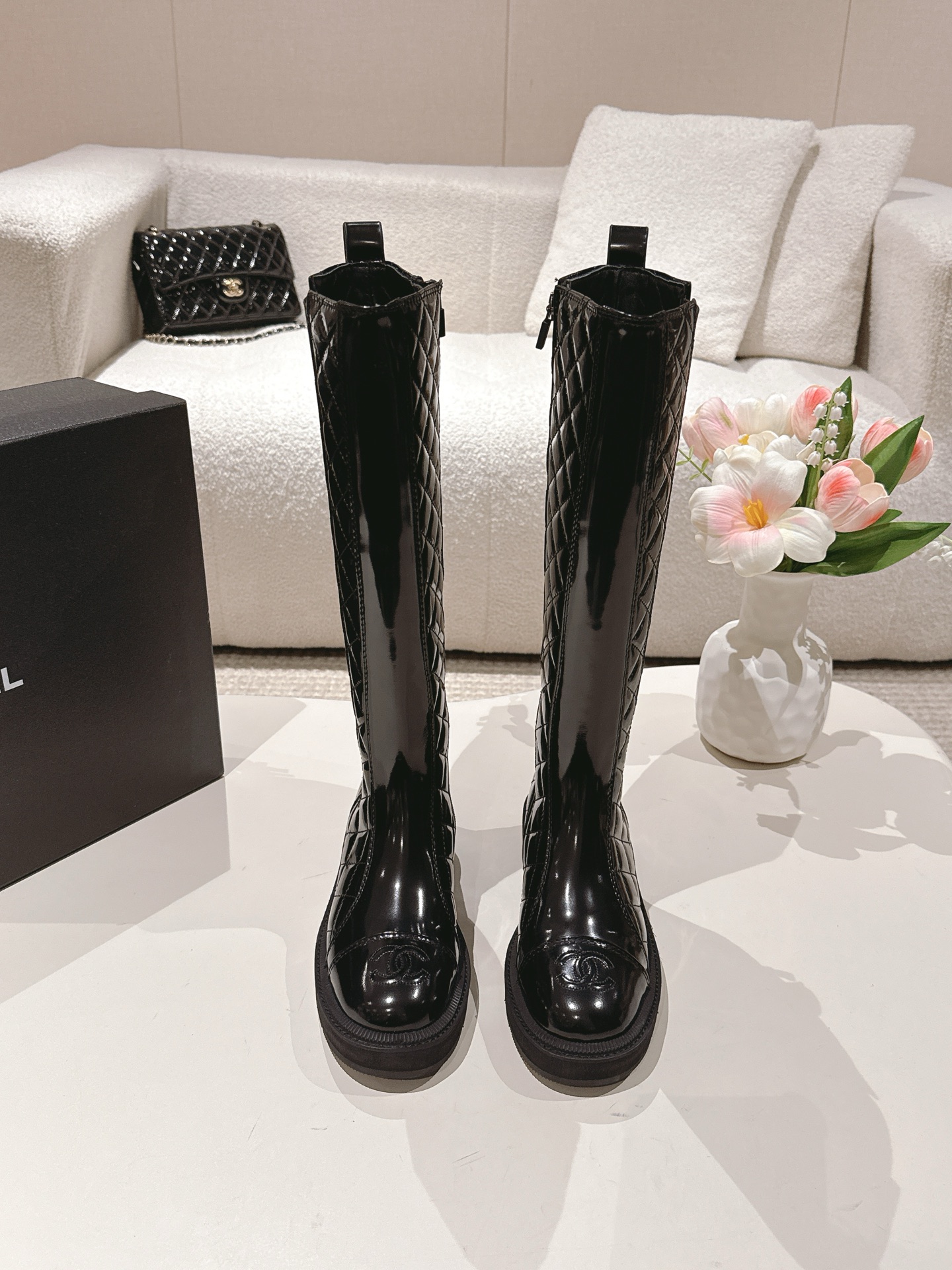 NO:475192,Chanel Chanel 2025 autumn and winter new boot series Short boots, high boots, knight boots, martin boots, classic upgrades, brand logo, diamond chain logo, show low-key and recognizable embellishment, is the usual high-end feeling of C's family, casual matching, the sense of autumn and winter atmosphere is simple, elegant and fashionable, durable and timeless, it is the classic place in the fashion circle that never fades away. Fabric cowhide, inner sheepskin inner sole original molded sole, size 35-40, boots, chanel, chanel, chanel, boots, cowhide, sheepskin19860909香奈儿 Chanel 2025秋冬新款靴子系列 短靴 高筒靴 骑士靴马丁靴 经典升级 品牌logo 菱格 链条标识 彰显点缀低调又有辨识度 是C家一贯的高级感 随意搭配 秋冬氛围感直接拿捏简约大气时髦 耐看不过时 是时尚圈永不退潮的经典所在 面料牛皮 内里羊皮内里 鞋底原版开模鞋底 码数35-40,靴子,chanel,chanel,chanel,boots,cowhide,sheepskin,Women's Shoes