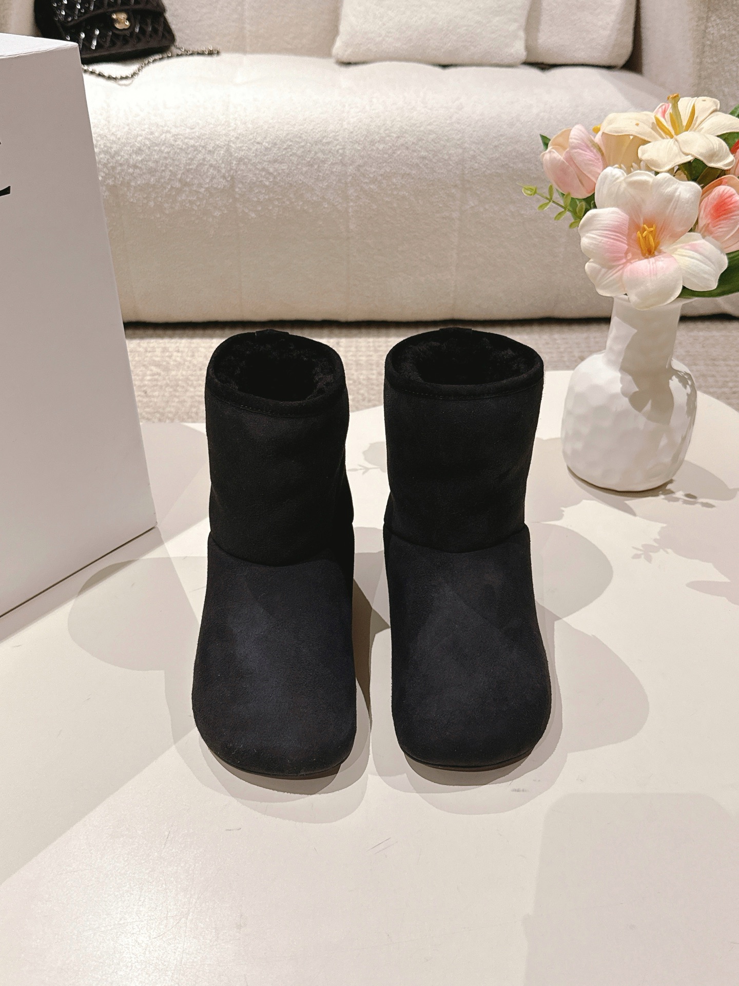 NO:477333,The latest wool integrated snow boots of the same style as Luo Yiwei LOEWE star!  The texture is super Nice, a high-end product with the foot, and the original one-to-one wool is integrated, which is very comfortable to wear. Big head design Size: 35-40 Full set of counter synchronous gift box packaging!  ,boots,loewe,loewe,boots19860909罗意威LOEWE明星同款最新羊毛一体雪地靴！质感超级奈斯,上脚一个高端产品,选用原版一比一羊毛一体,上脚非常舒适 大头的设计 Size: 35-40 全套专柜同步礼盒包装！,靴子,loewe,loewe,boots,Women's Shoes