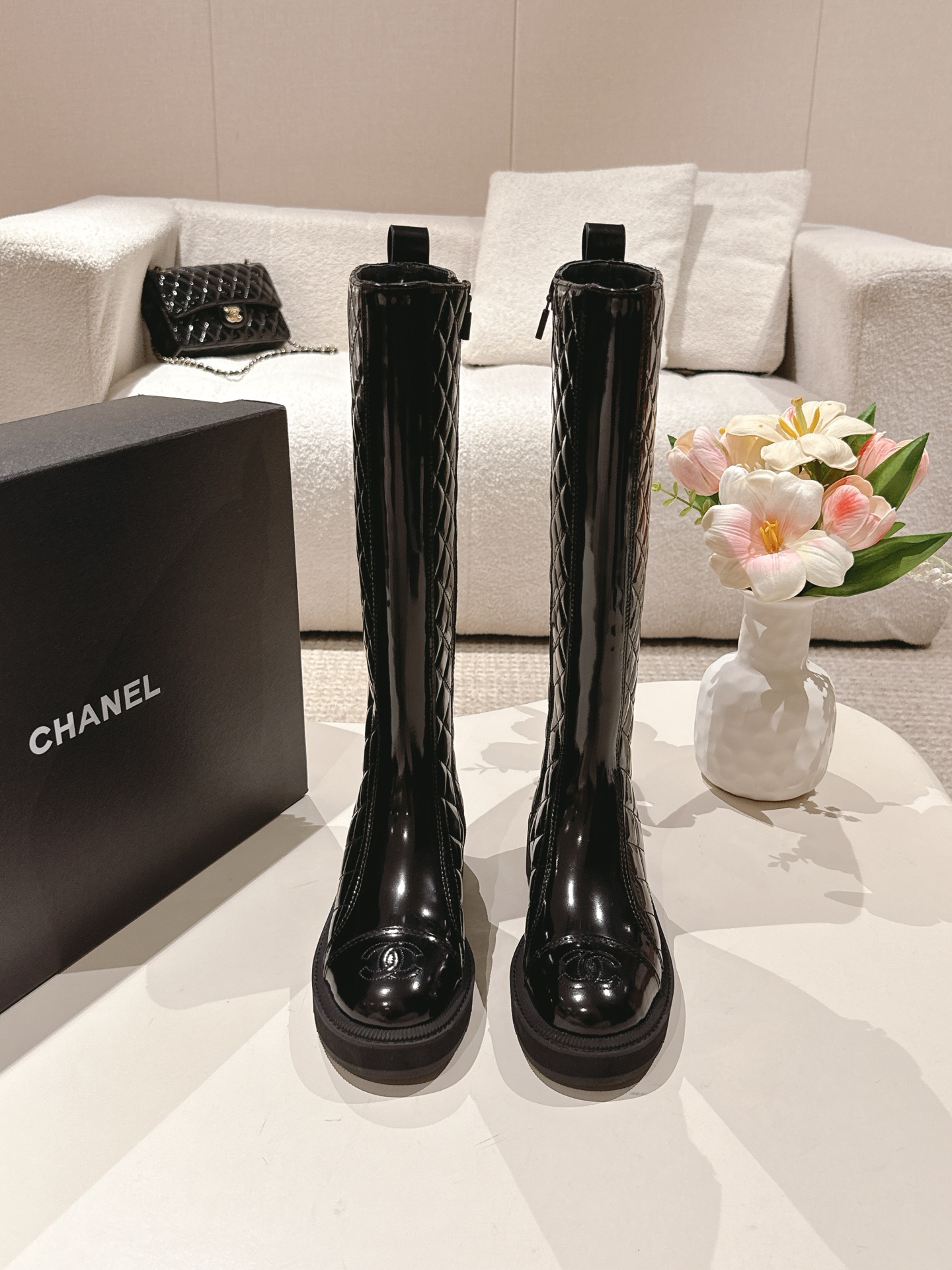 NO:477330,Chanel Chanel 2025 autumn and winter new boot series Short boots, high boots, knight boots, martin boots, classic upgrades, brand logo, diamond chain logo, show low-key and recognizable embellishment, is the usual high-end feeling of C's family, casual matching, the sense of autumn and winter atmosphere is simple, elegant and fashionable, durable and timeless, it is the classic place in the fashion circle that never fades away. Fabric cowhide, inner sheepskin inner sole original molded sole, size 35-40, boots, chanel, chanel, chanel, boots, cowhide, sheepskin19860909香奈儿 Chanel 2025秋冬新款靴子系列 短靴 高筒靴 骑士靴马丁靴 经典升级 品牌logo 菱格 链条标识 彰显点缀低调又有辨识度 是C家一贯的高级感 随意搭配 秋冬氛围感直接拿捏简约大气时髦 耐看不过时 是时尚圈永不退潮的经典所在 面料牛皮 内里羊皮内里 鞋底原版开模鞋底 码数35-40,靴子,chanel,chanel,chanel,boots,cowhide,sheepskin,Women's Shoes