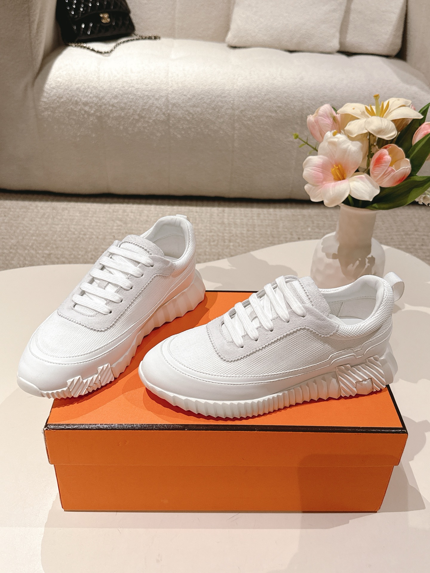 NO:477301,Couple model men's 10 [Dongguan production] Hermes As a giant among luxury brands, the items produced by Hermes have always been popular!  Today, this Bouncing casual sports shoes are even more lovely as soon as they are launched!  The channel is the final product assembled in China, and the quantity is not very large!  The overall design of the shoes is very unique. The simple shoe body is spliced ​​with two materials, and the side contrasting color logo embellishes, making the personalized and fashionable matching more international. This is the aura of a big brand!  The upper is suede goatskin, the inner part is black goatskin, and the outsole is rubber sole. Every detail is just right. The feet are super light and comfortable, and they are versatile and stylish, and they are super stylish!  Size 35-45 46 customized!  Full set of simultaneous gift boxes for counters!  ,casual shoes/sports shoes,hermes,hermes,sneakers,sheepskin,chamois leather19860909情侣款 男10 【莞产】Hermes 爱马仕作为奢侈品牌中的巨头,所出的单品一直备受大家欢迎！今天这款Bouncing休闲运动鞋,一上市更是让人爱不释手！ 渠道是国内组装的尾货,数量不是很多！鞋子的整体设计非常独特,简洁的鞋身由两种材质拼接而成,侧边撞色logo点缀,将个性时尚搭配的更加国际化,这就是大牌的气场！ 鞋面是麂皮山羊皮,内里是黑色山羊皮,大底是橡胶鞋底,每一处细节都恰到好处,上脚超级轻盈舒适,而且百搭各种风格,超级有范！ 尺码35-45 46定做！ 全套专柜同步礼盒包装！,休闲鞋/运动鞋,hermes,hermes,sneakers,sheepskin,chamois leather,Women's Shoes