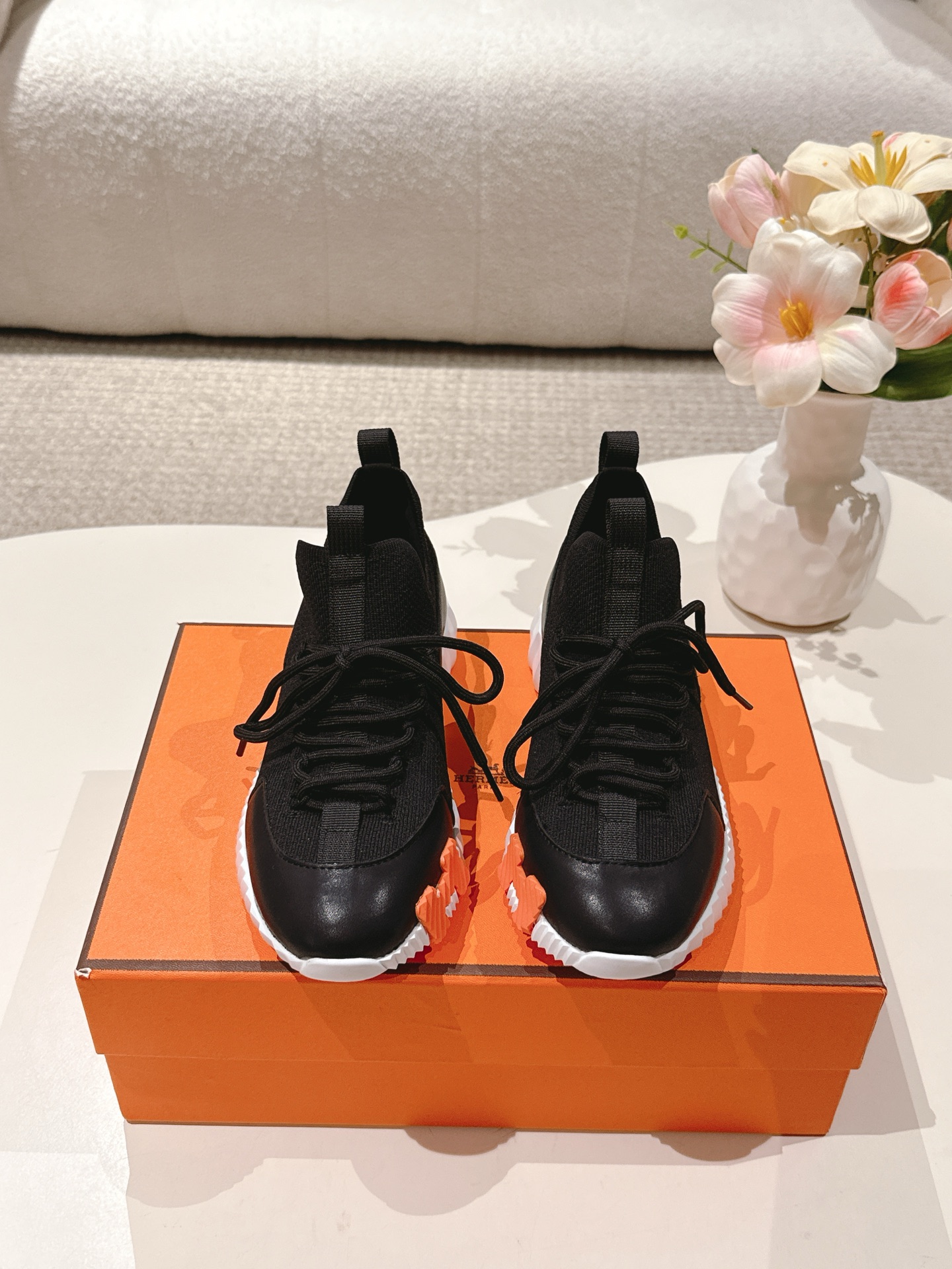 NO:477317,Couple model men's 10 [Dongguan] Hermes Top version # Hermes H-home classic couple model casual sneakers Couple model casual footwear sports dad shoes combine high-tech canvas and suede goatskin, and are decorated with exaggerated 'H' letters on the rubber sole, italic design and bright colors to show vitality, continuing the brand design inspiration. Walking through the city lightly, feeling unrestrained and comfortable. Delivery counter exquisite packaging, original fabric, special fabric and beef velvet, customized breathable mesh surface in the inner body, large sole open mold TPU + rubber foam material, bottom thickness 3CM, size 35-45, casual shoes/sports shoes, hermes, hermes, sneakers, sheepskin, chamois leather19860909情侣款男10【莞产】Hermes 顶级版本# 爱马仕H家经典情侣款 休闲运动鞋 情侣款休闲之履运动老爹鞋结合高科技帆布与麂皮山羊皮,在橡胶鞋底上饰以夸张“H”字母,斜体设计和鲜艳色彩展现活力,延续品牌设计灵感.轻盈漫步都市,感受无拘舒适. 配送专柜精美包装 面料原版材质特殊布料和牛反绒 内里定制透气网面 大底开模TPU+橡胶发泡材质 底厚3CM 码数35-45,休闲鞋/运动鞋,hermes,hermes,sneakers,sheepskin,chamois leather,Women's Shoes