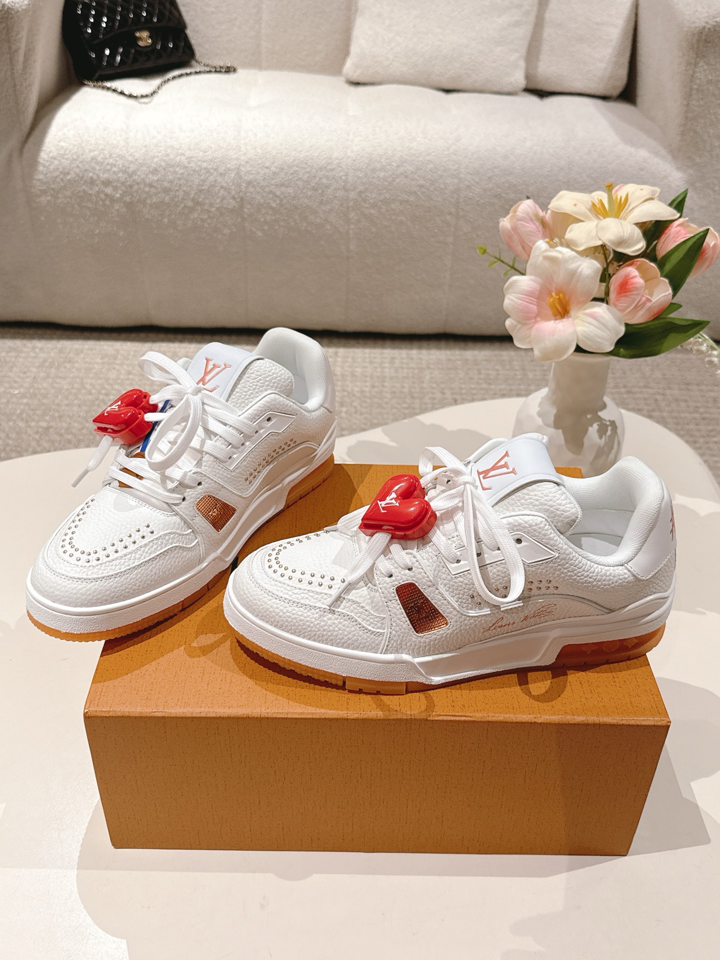 NO:477323,Accessories 50 LV TARINE Donkey Brand Couple Style Casual Sports Shoes Skateboard Shoes!  Purchase grade Original purchase and development Made this LV Trainer sneakers are made of cowhide leather to create complex uppers, which require hours of ingenious sewing to complete Fabric: Original custom-made top layer cowhide Inner: Original custom breathable net Outsole: Original open-mode two-color TPU Combination sole Thickness: 3CM Size: Women's 35-41 Men's 39-44 (Female 41, Men's 38, 45 Customized), casual shoes/sports shoes, louis vuitton, louis vuitton, sneakers, cowhide19860909配饰50 LV TARINE 驴牌 情侣款 休闲 运动鞋 滑板鞋！代购级 原版购入开发 做货 本款LV Trainer 运动鞋选用牛皮革塑造繁复鞋面,需要数小时的匠心缝制方可完成 面料: 原版定制头层牛皮 内里: 原版定制透气网里 大底: 原版开模双色TPU 组合大底 底厚: 3CM Size: 女款35-41  男款39-44（女41,男38,45定制）,休闲鞋/运动鞋,louis vuitton,louis vuitton,sneakers,cowhide,Women's Shoes