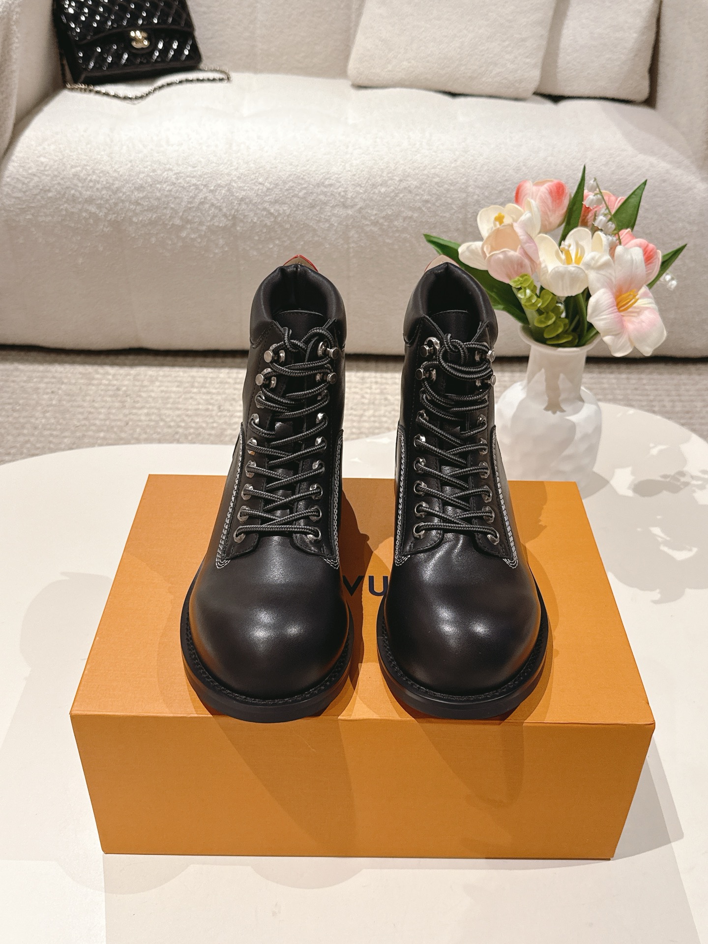 NO:479164,LV Remix derby donkey brand new derby shoes draw inspiration from classic hiking boots, reimagine its proportions, and create a stylish and avant-garde outsole. The upper combines thick laces and hooks engraved with letter flowers, and details are taken from Louis Vuitton leather products, especially the natural leather rear label with letter canvas key bells and yellow stitching. The shoe features a thick rubber outsole. Size39-46 (46 custom-made, non-return), boots, louis vuitton, louis vuitton, louis vuitton, boots19860909LV Remix derby 驴牌新款德比鞋 从经典登山靴中汲取灵感,重新构想其比例,打造出时尚前卫的轮廓.鞋面结合了厚鞋带和刻有字母花的钩子,细节取自路易威登皮革制品,特别是字母帆布钥匙铃和黄色缝线的天然皮革后标签.这款鞋采用了厚实的橡胶外底.Size39-46（46定制不退换）,靴子,louis vuitton,louis vuitton,louis vuitton,boots,Women's Shoes