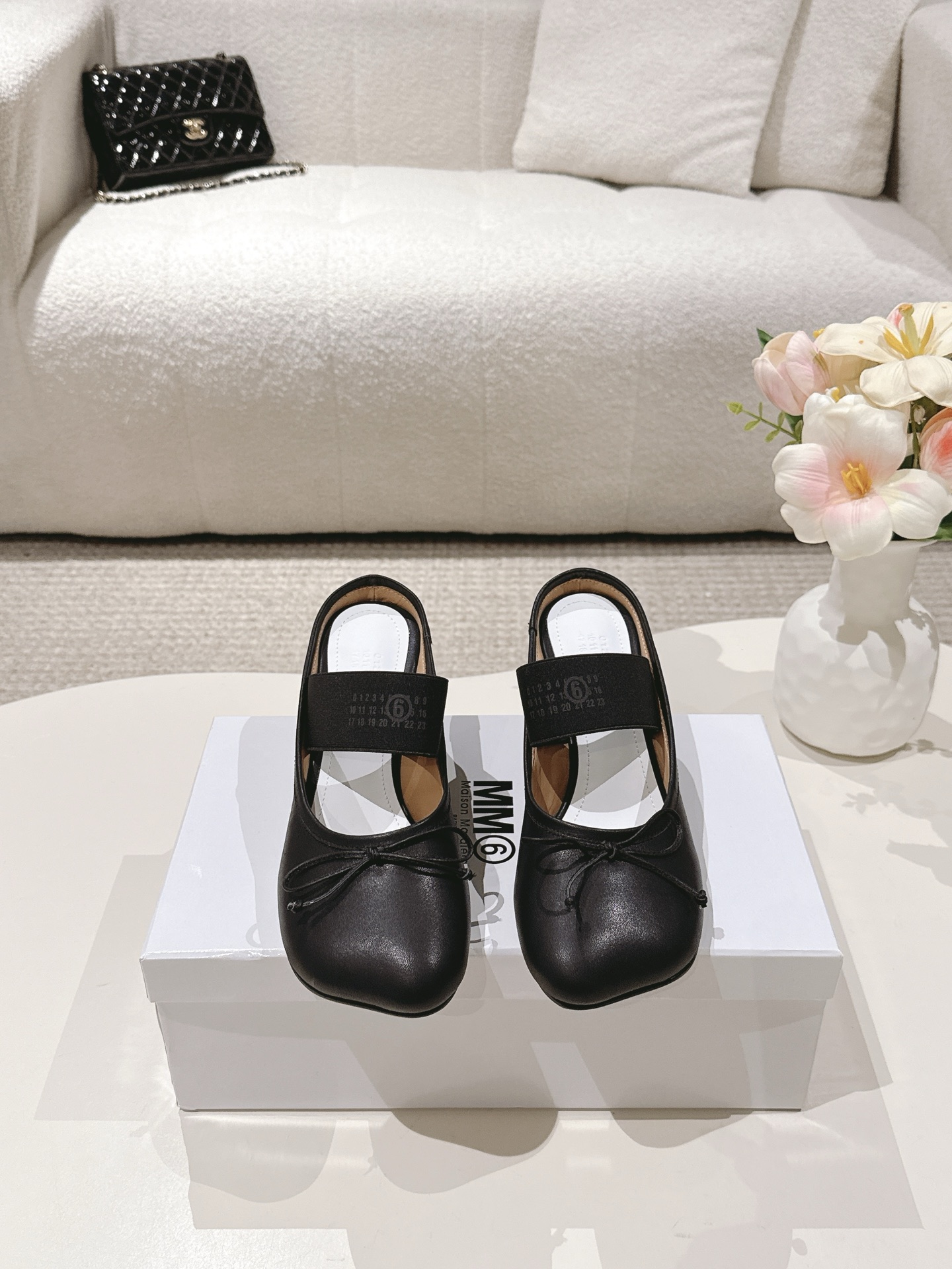 NO:480282,Fabric Leather Maison Margiela MM6 Majella 25/ New Ballet Shoes Original open mold double-layer genuine leather sole Original cover shoe shape is very generous, matched with various styles, easy to control, the boon of short legs The upper body instantly becomes long legs, the upper foot is not restricted by routine, be yourself as you like ~ The fried chicken on the upper foot is soft and comfortable, the upper cowhide inner cowhide, the sole genuine leather outsole Size: #35-40 (40 custom-made, no return or exchange), ballet shoes, masion margiela,masion margiela,cowhide,Leather soles19860909布面 皮面 Maison Margiela MM6马吉拉 25/ 新款 芭蕾舞鞋 原版开模双层真皮鞋底 原版套楦鞋型很大方 搭配各种风格都 轻松驾驭 小短腿的福音 上身瞬间秒变大长腿 上脚不被常规所拘束,随心所欲做自己～上脚炒鸡柔软舒适 鞋面牛皮 内里牛皮 大底真皮大底 Size: #35-40（40定制不退换）,芭蕾舞鞋,masion margiela,masion margiela,cowhide,Leather soles,Women's Shoes