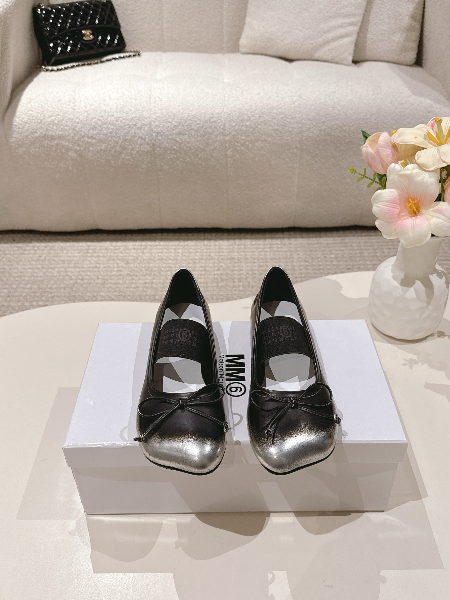 NO:480288,Maison Margiela MM6 Magiela 25/ New style ballet shoes Original open mold double-layer genuine leather sole Original cover shoe shape is very generous, matched with various styles, easy to control, the boon of short legs The upper body instantly becomes long legs, the upper foot is not restricted by routine, be yourself as you like ~ The fried chicken on the upper foot is soft and comfortable, upper cowhide inner cowhide, outsole genuine leather soles Size: #35-40 (40 custom-made, non-return and exchange), ballet shoes, masion margiela,masion margiela,cowhide,Leather soles19860909Maison Margiela MM6马吉拉 25/ 新款 芭蕾舞鞋 原版开模双层真皮鞋底 原版套楦鞋型很大方 搭配各种风格都 轻松驾驭 小短腿的福音 上身瞬间秒变大长腿 上脚不被常规所拘束,随心所欲做自己～上脚炒鸡柔软舒适 鞋面牛皮 内里牛皮 大底真皮大底 Size: #35-40（40定制不退换）,芭蕾舞鞋,masion margiela,masion margiela,cowhide,Leather soles,Women's Shoes