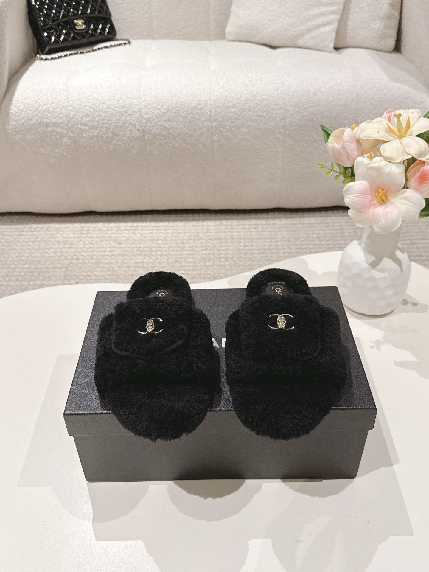 NO:480265,Chanel CHANEL's latest double C hair pullover in autumn and winter~ There are so many celebrities and celebrities who grow grass. This pair of hair pullovers are also very good. The design details are full of classic double C patterns. The brand is highly recognizable. It is perfect with autumn and winter denim shorts. It has fashion elements and the upper has a sense of nobility. It is fashionable but not overly ostentatious. The inner foot pads of the upper are real wool. Original non-slip sole Size35-40, fur shoes and slippers, chanel, chanel, slippers, shorts19860909香奈儿CHANEL秋冬最新款双C毛拖～ 超多明星网红种草 这双毛拖也是好好看 设计细节感拉满 经典双C图案 品牌辨识度极高 搭配秋冬的牛仔短裤 简直就是完美呀 大爱款,有时尚元素,鞋面外表 贵气感十足 时尚却不过分张扬 鞋面内里垫脚真羊毛 原版防滑大底Size35-40,毛毛鞋拖鞋,chanel,chanel,slippers,shorts,Women's Shoes