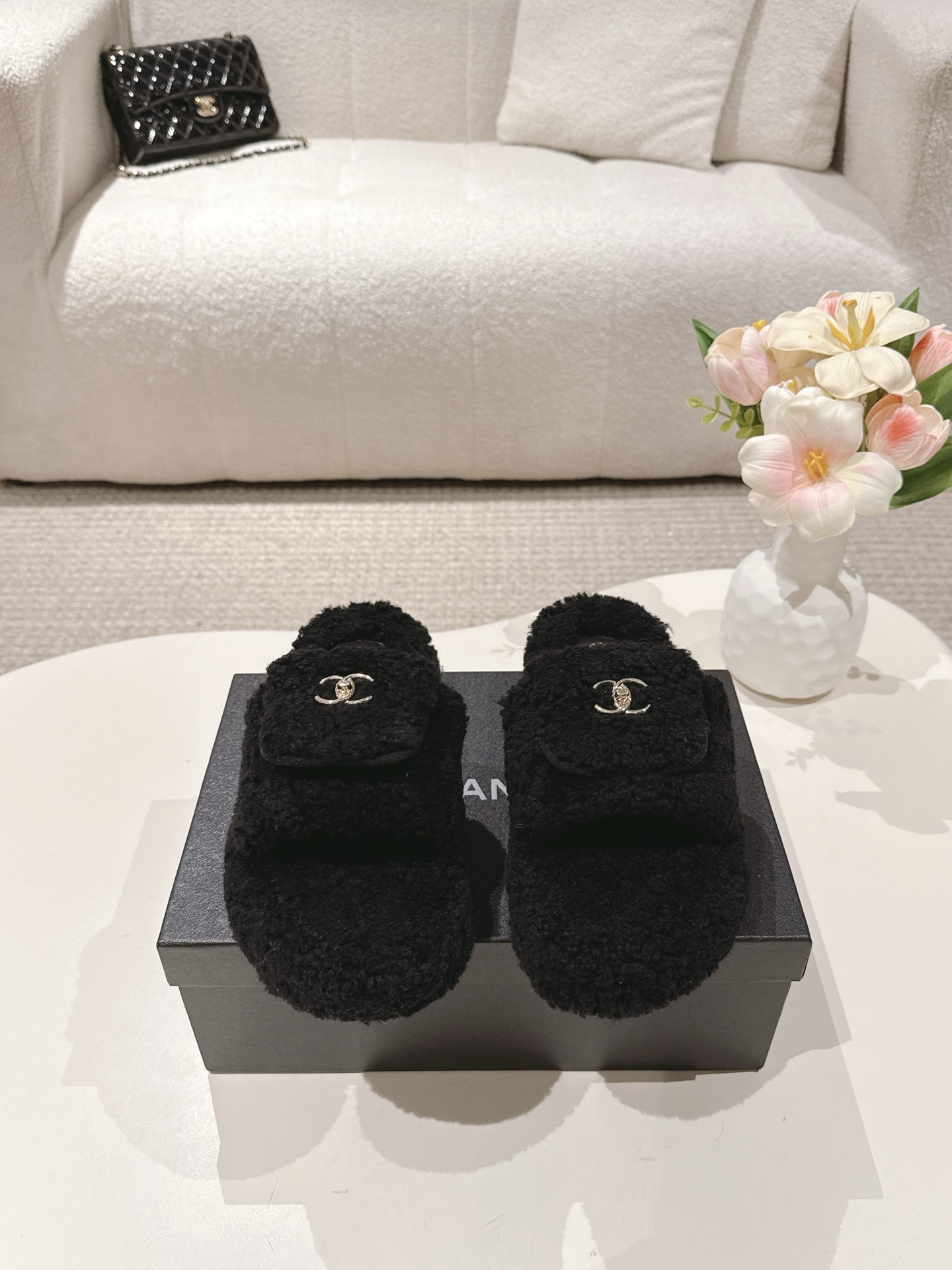 NO:480270,245 Chanel CHANEL's latest double C hair pullover in autumn and winter~ There are so many celebrities and celebrities who grow grass. This pair of hair pullovers are also very good. The design details are full of classic double C patterns. The brand is highly recognizable. It is perfect with autumn and winter denim shorts. It has fashion elements and the upper has a sense of nobility. It is fashionable but not overly ostentatious. The inner foot pads are real wool. Original non-slip sole Size35-40, fur shoes and slippers, chanel, chanel, slippers, shorts19860909245 香奈儿CHANEL秋冬最新款双C毛拖～ 超多明星网红种草 这双毛拖也是好好看 设计细节感拉满 经典双C图案 品牌辨识度极高 搭配秋冬的牛仔短裤 简直就是完美呀 大爱款,有时尚元素,鞋面外表 贵气感十足 时尚却不过分张扬 鞋面内里垫脚真羊毛 原版防滑大底Size35-40,毛毛鞋拖鞋,chanel,chanel,slippers,shorts,Women's Shoes