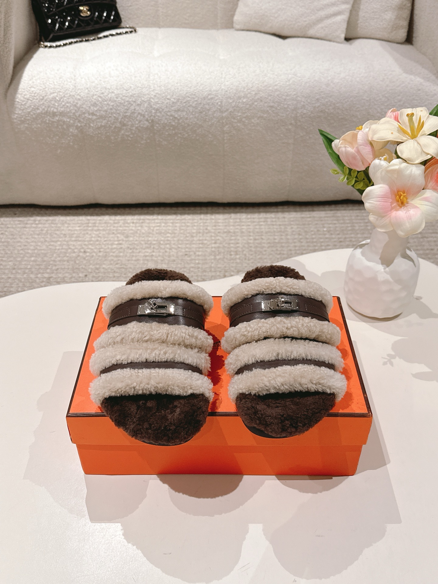 NO:480308,Hermes* Another big hit model that makes you unable to hold your wallet at all. Birken half-pack dragged fur slippers. The fur inside is super comfortable, and the more you look, the more you look, the more you look, the more you look, the more you look, the more amazing the feet feel. It is super versatile, this time it is a style that is wrapped in all wool. The comfort is really icing on the cake, comfortable to make you feel. The face quality is imported high mercerized beef velvet. The inner layer is imported from Australia. The original anti-slip sole is size 35-41 (40-41 custom-made without return and exchange) Packaging full set of original exquisite packaging boxes, fur shoes and slippers, hermes, hermes, slippers, wallets, socks19860909Hermes* 爱马仕H家又一款让你完全hold不住钱包的大爆款,勃肯半包拖毛毛拖鞋 毛毛内里超级舒服的,而且越看越好看,越看越耐看,脚感炸到爆 配上一双袜子,那更是太绝太绝了 超级百搭,这一次是整个全羊毛一体包裹的款式 ,舒适度真的是锦上添花 ,舒服到爆 面质进口高丝光牛反绒 内里澳洲进口羊羔毛 大底原版防滑大底 码数35-41（40-41定制不退换） 包装全套原版精美包装盒,毛毛鞋拖鞋,hermes,hermes,slippers,wallets,socks,Women's Shoes