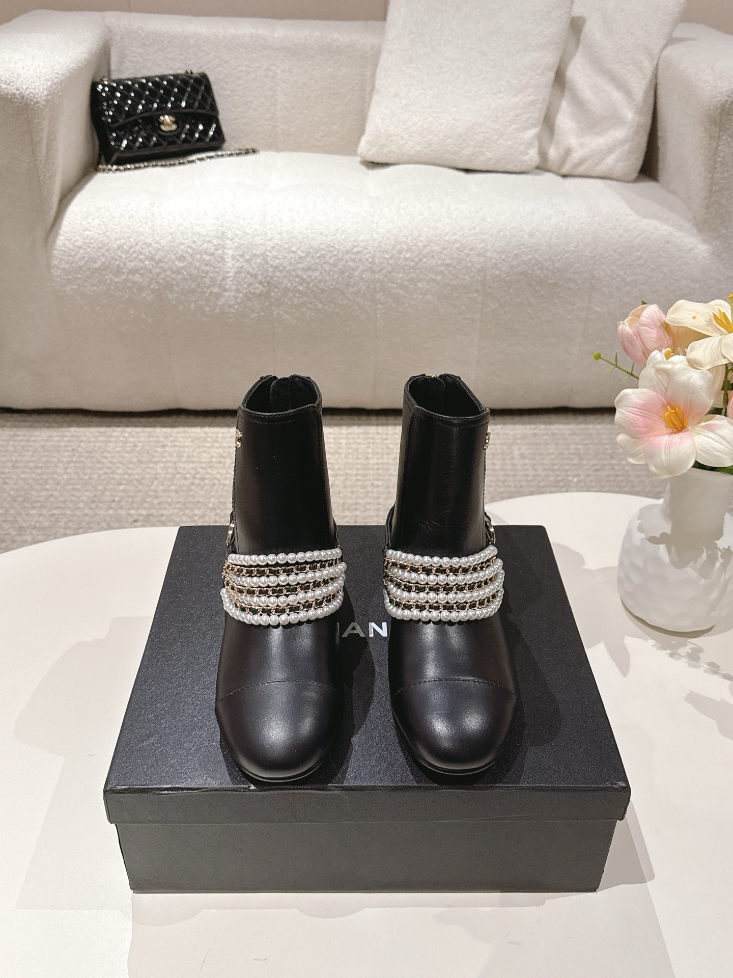 NO:482325,CHANEL｜Xiaoxiang Classic Pearl Chain Color-blocked Thick Heel Short Boots Classic Pearl Chain and the iconic double C belt buckle fantastic linkage. Each round pearl carries the brand's exquisite aesthetics. The chain sways lightly during walking and plays a lively fashion movement. The color-blocking design of the upper is bold and eye-catching. The collision and splicing of leather with different textures outlines a unique visual layer and injects a unique vitality into the monotonous winter. Whether it is soft and light or rich dark colors, it can perfectly integrate and easily control various styles. The thick heel height is just right, giving stable support to both feet, allowing you to confidently show elegant steps in every step. It is both in line with the capable aura of the workplace and can become the focus of the dinner party. It truly makes it fashionable and comfortable to become a style code in your shoe cabinet. The fabric is made of original custom lambskin  All inner foot pads are sheepskin, heel height 3.5cm, imported genuine leather sole size35-39 (customized by 40/41), boots, chanel, boots, sheepskin, Leather soles19860909CHANEL｜小香经典珍珠链条拼色粗跟短靴 经典珍珠链条与标志性双C皮带扣梦幻联动 每一颗圆润珍珠都承载着品牌对精致美学 链条在行走间轻盈晃动 奏响灵动的时尚乐章. 鞋面的拼色设计大胆又吸睛 不同质感皮革的碰撞拼接 勾勒出独特的视觉层次 为单调冬日注入一抹别样活力 无论柔和浅调 还是浓郁深色系搭配 它都能完美融入轻松驾驭各种风格. 粗跟高度恰到好处 给予双脚稳定支撑 让你在每一步中都能自信展现优雅步伐 既契合职场的干练气场 又能成为晚宴派焦点 真正做到将时髦与舒适兼得 成为你鞋柜中永不过时的风格密码. 面料采用原版定制小羊皮 内里垫脚均为羊皮 跟高3.5cm 意大利进口真皮大底 size35-39（40/41定制）,靴子,chanel,boots,sheepskin,Leather soles,Women's Shoes
