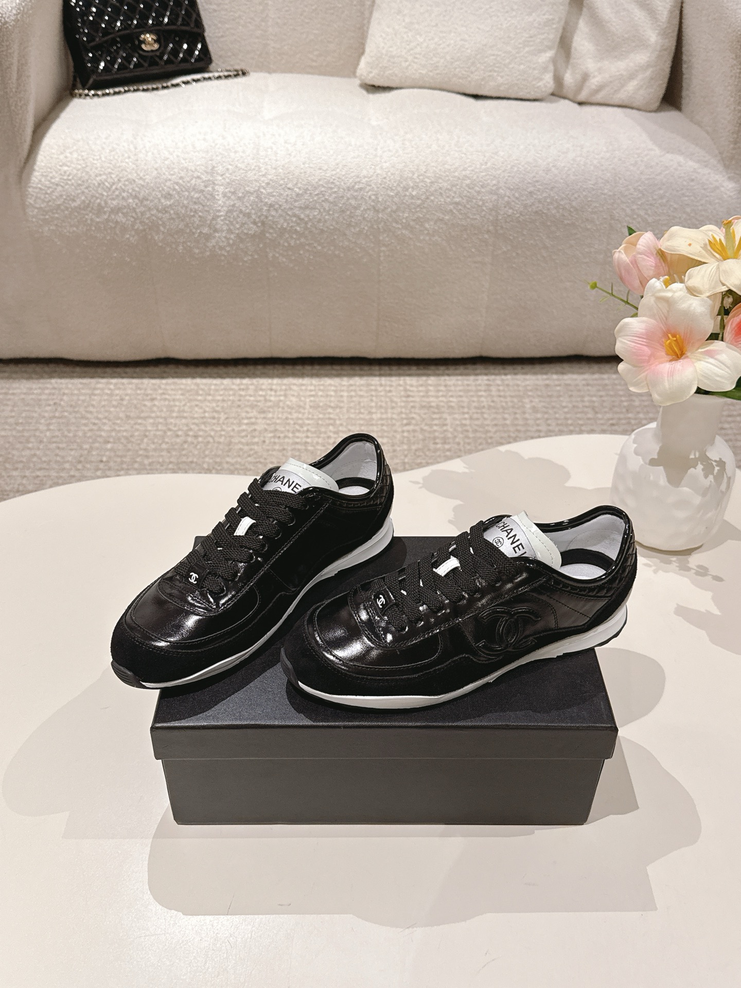 NO:482303,Leather CHANEL｜Xiaoxiang 25P early spring new product, casual sports shoes, shoes, training shoes, flowing fashionable and iron-made white shoes hhh, simple and durable, very textured and super high-quality, streamlined and highlighted double C logo, full of high-end feel!  The shoes are very light and soft. The feet feel really good. I don’t feel tired after walking around shopping all day~ The upper is made of custom calfskin, and the inner foot pads are all sheepskin. The shoelaces echo the TPU color-blocking sole. Size35-39 (40 customization), casual shoes/sports shoes, chanel, sneakers, cowhide, sheepskin19860909皮面 CHANEL｜小香25P早春新品 休闲运动鞋板鞋德训鞋 流水的时尚铁打的小白鞋hhh 简单耐看 很有质感颜值超高 精简凸显的双C大Logo 高级感满满！ 鞋子很轻很软乎 脚感真的很赞 穿上逛街暴走一整天也不累jio~ 鞋面采用定制小牛皮 内里垫脚均为羊皮 鞋带呼应TPU拼色大底 Size35-39（40定制）,休闲鞋/运动鞋,chanel,sneakers,cowhide,sheepskin,Women's Shoes