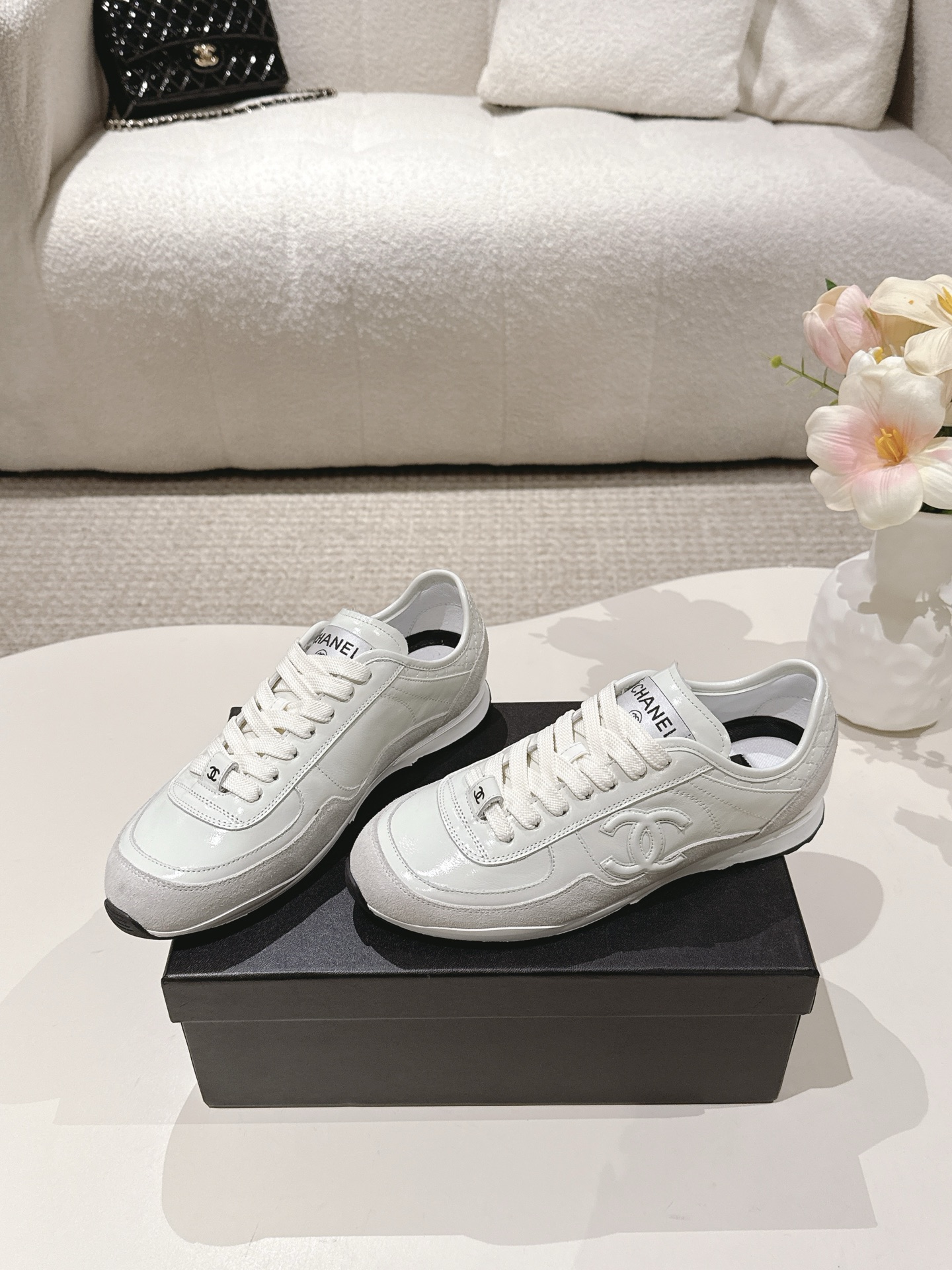NO:482308,Leather CHANEL｜Xiaoxiang 25P early spring new product, casual sports shoes, shoes, training shoes, flowing fashionable and iron-made white shoes hhh, simple and durable, very textured and super high-quality, streamlined and highlighted double C logo, full of high-end feel!  The shoes are very light and soft. The feet feel really good. I don’t feel tired after walking around shopping all day~ The upper is made of custom calfskin, and the inner foot pads are all sheepskin. The shoelaces echo the TPU color-blocking sole. Size35-39 (40 customization), casual shoes/sports shoes, chanel, sneakers, cowhide, sheepskin19860909皮面 CHANEL｜小香25P早春新品 休闲运动鞋板鞋德训鞋 流水的时尚铁打的小白鞋hhh 简单耐看 很有质感颜值超高 精简凸显的双C大Logo 高级感满满！ 鞋子很轻很软乎 脚感真的很赞 穿上逛街暴走一整天也不累jio~ 鞋面采用定制小牛皮 内里垫脚均为羊皮 鞋带呼应TPU拼色大底 Size35-39（40定制）,休闲鞋/运动鞋,chanel,sneakers,cowhide,sheepskin,Women's Shoes