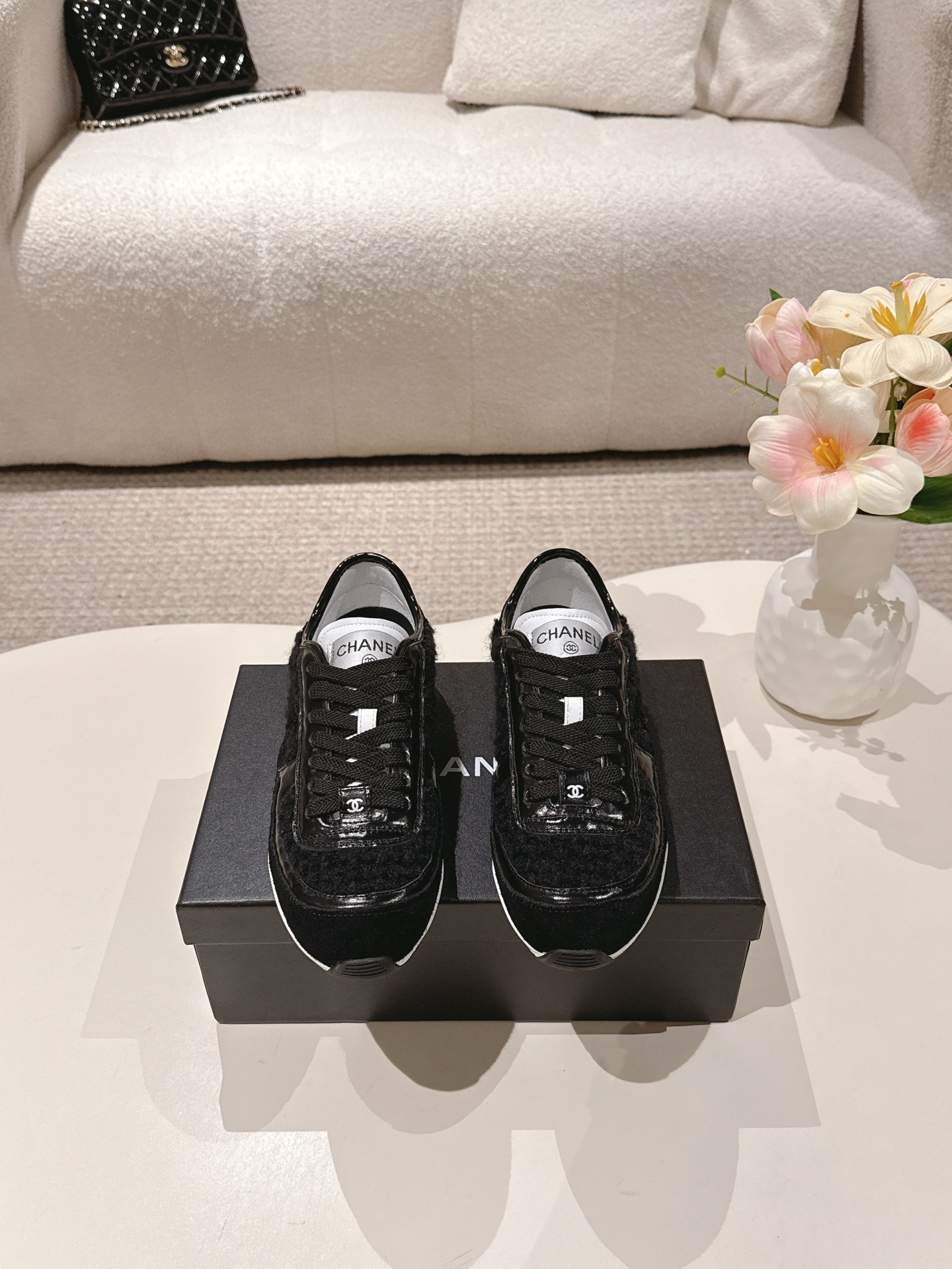 NO:482312,Cloth CHANEL｜Xiaoxiang 25P early spring new product, casual sports shoes, shoes, training shoes, flowing fashionable and iron-made small white shoes hhh, simple and durable, very textured and super high-quality, streamlined and highlighted double C logo, full of high-end feel!  The shoes are very light and soft. The feet feel really good. I don’t feel tired after walking around shopping all day~ The upper is made of custom calfskin, and the inner foot pads are all sheepskin. The shoelaces echo the TPU color-blocking sole. Size35-39 (40 customization), casual shoes/sports shoes, chanel, sneakers, cowhide, sheepskin19860909布面 CHANEL｜小香25P早春新品 休闲运动鞋板鞋德训鞋 流水的时尚铁打的小白鞋hhh 简单耐看 很有质感颜值超高 精简凸显的双C大Logo 高级感满满！ 鞋子很轻很软乎 脚感真的很赞 穿上逛街暴走一整天也不累jio~ 鞋面采用定制小牛皮 内里垫脚均为羊皮 鞋带呼应TPU拼色大底 Size35-39（40定制）,休闲鞋/运动鞋,chanel,sneakers,cowhide,sheepskin,Women's Shoes