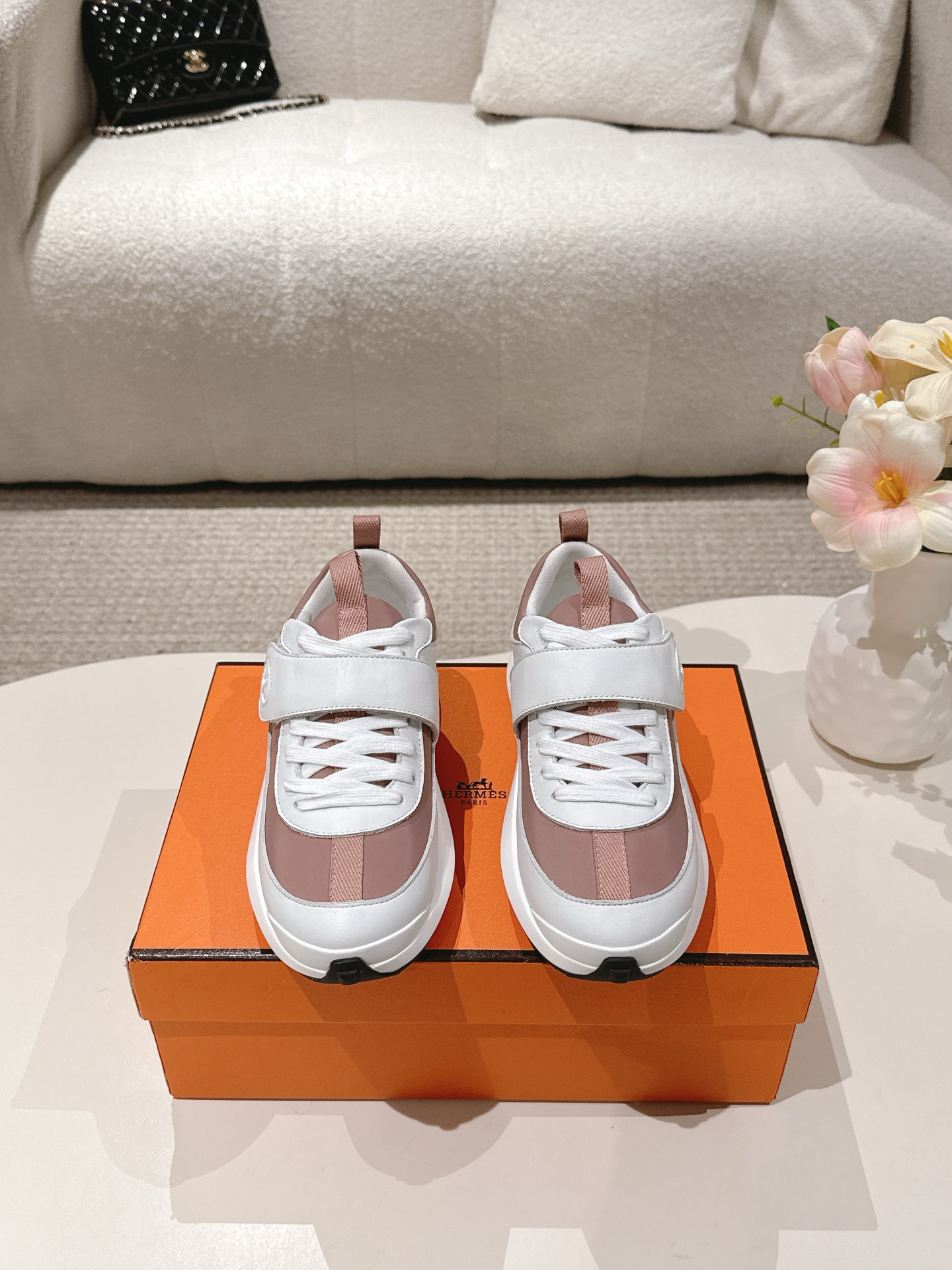 NO:482320,Couple style cloth men purchasing level Hermes bouncing sneakers are the most worthwhile to buy Hermes sneakers legendary shoes that you want to buy even if you don't have goods. Fashion, comfortable and versatile. Although the price is rising, the price is really not expensive. New colors are all very good. There are many other colors. For women, there are not so many choices, but they are also very good. Fabric imported cowhide, inner lining original inner sole, original sole, women's size 35-40 (40.41 custom made) Men's size 39-45 (45.46 custom made), casual shoes/sports, hermes, sneakers, cowhide19860909情侣款布面 男 代购级别爱马仕 bouncing运动鞋实拍最值得的入手的爱马仕运动鞋传说中不配货也要买的鞋潮流 时尚 舒适 百搭 虽然涨价 但价格真不贵新出的配色都很好看 还有很多其他配色 等女款相对男款,选择没有那么多不过也是很好看, 面料进口牛皮 内里原版内里 鞋底原版鞋底 女码35-40（40.41定做） 男码39-45（45.46定做）,休闲鞋/运动鞋,hermes,sneakers,cowhide,Women's Shoes