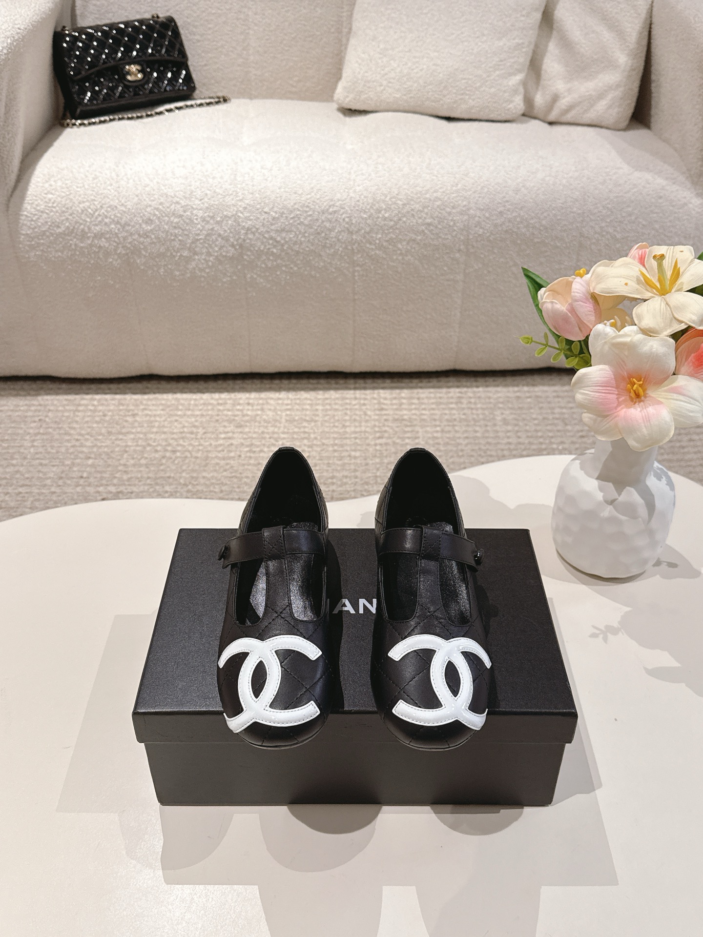 NO:483464,CHANE*｜Xiaoxiang classic big pair of C medieval T-string ballet Mary Zhen shoes These pair of Lizhen shoes are simply a brilliant pearl in the long river of fashion. Its design is recognizable. The large pair of CT strips are the finishing touch, highlighting the classic and nobleness. The smooth lines extend from the toe to the shoe body to outline the elegant outline, making people sink into its charm at a glance. Wearing it feels like entering that luxury retro era. Whether it is paired with a retro polka dot skirt or simple jeans, you can easily grasp the sense of fashion and easily become the focus of the crowd. Whether you are strolling on the streets of spring or attending a romantic dinner, it can perfectly adapt and exude a unique elegant temperament. The fabric is made of original custom lambskin, the inner foot pads are all silk lambskin, and the original mold-opening custom anti-slip large bottom  size35-39 (customized by 40/41), ballet shoes, chanel, mary jane, skirts, jeans, sheepskin19860909CHANE*｜小香经典大双C中古T字带芭蕾舞 玛丽珍鞋 这双丽珍鞋 简直是时尚长河里的璀璨明珠 它的设计极具辨识度 大双CT字带是点睛之笔 彰显着的经典与高贵 流畅的线条从鞋头延伸至鞋身 勾勒出优雅的轮廓 让人一眼就沉沦在它的魅力之中. 穿上它 仿佛踏入了那个纸醉金迷的复古时代 无论是搭配复古的波点裙,还是简约的牛仔裤 都能轻松拿捏时尚感 轻松成为人群焦点. 无论是漫步在春日街头,还是出席浪漫晚宴 它都能完美适配 散发独一无二的优雅气质 . 面料采用原版定制小羊皮 内里垫脚均为丝绸羊皮 原版开模定制防滑大底 size35-39（40/41定制）,芭蕾舞鞋,chanel,mary jane,skirts,jeans,sheepskin,Women's Shoes