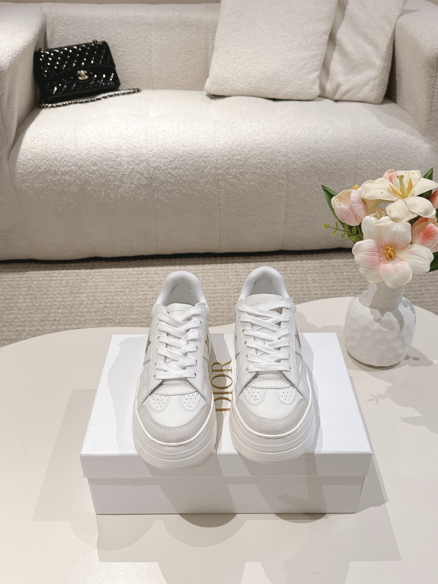 NO:483452,Christian Dior casual shoes, super versatile styles demonstrated by many celebrities and celebrities, and brand logo CDs show the atmospheric and simplicity. The original board is molded and created. All details are welcome to identify and compare the upper custom-made top calfskin inner soft, comfortable and breathable imported cloth injection molding footbed, TPU outsole, authentic full packaging, Size: 35-41, casual shoes/sports shoes, dior, dior, sneakers, cowhide19860909Christian Dior迪奥休闲鞋、众多明星网红示范的超级百搭款款式搭配品牌Logo CD彰显大气简约感.原板开模打造,各方面细节欢迎鉴定对比鞋面定制头层小牛皮内里柔软舒适透气进口布注塑垫脚、TPU大底、正品全套包装、Size:35-41,休闲鞋/运动鞋,dior,dior,sneakers,cowhide,Women's Shoes