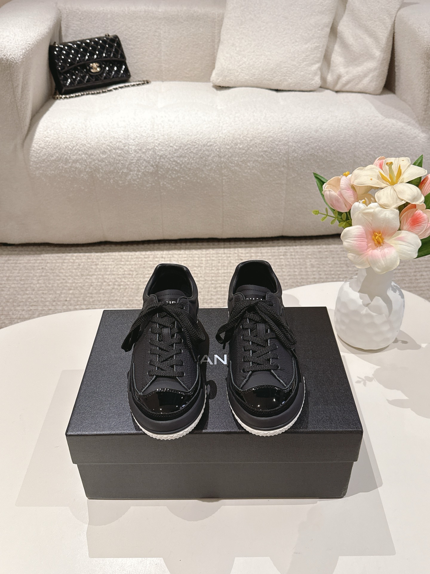 NO:483458,CHANE*｜Xiaoxiang 25K new double C casual board shoes and sneakers This pair of sneakers has become the new favorite of fashionable people. If you pay a little attention in the fashion circle, you can see it all over the street. Then what is the charm of these shoes?  This pair of shoes retains Chanel's classic double C elements. Its design combines the neatness of the board shoes and the comfort of the sneakers. The lines are simple and smooth. The round toe design not only modifies the shape of the feet, but also gives enough room for movement toes to say goodbye to the trouble of squeezing the feet. The black and white color combination is one of its highlights. The classic black and white matching will never go out of date. The refreshing and clean matching of the white and the calm and atmospheric. Whether it is matched with jeans, sweatpants, or small skirts, you can easily grasp the sense of fashion and easily adapt to various styles of outfits. The fabric is made of original custom leather. The inner foot pads are all sheepskin. The original mold-opening custom TPU sole size35-39 (customized by 40/41), casual shoes/sports, chanel, chanel, sneakers, skirts, jeans, sheepskin.19860909CHANE*｜小香25K新品双C休闲 板鞋运动鞋 这双运动鞋已经成了时髦精们的新宠 如果你在时尚圈里稍稍留意 满大街都能看到它的身影 那么这双鞋到底有什么魅力？ 这双鞋保留了香奈儿经典的双C元素 它的设计融合了板鞋的利落与运动鞋的舒适 线条简约流畅 圆头设计不仅修饰脚型 还能让脚趾有足够的活动空间 告别挤脚烦恼. 黑白拼色是它的一大亮点 经典黑白搭配永远不会过时 白色的清爽干净搭配黑色的沉稳大气 不管是搭配牛仔裤、运动裤,还是小裙子 都能轻松拿捏时尚感 轻松适配各种风格的穿搭. 面料采用原版定制皮料 内里垫脚均为羊皮 原版开模定制TPU大底 size35-39（40/41定制）,休闲鞋/运动鞋,chanel,chanel,sneakers,skirts,jeans,sheepskin,Women's Shoes